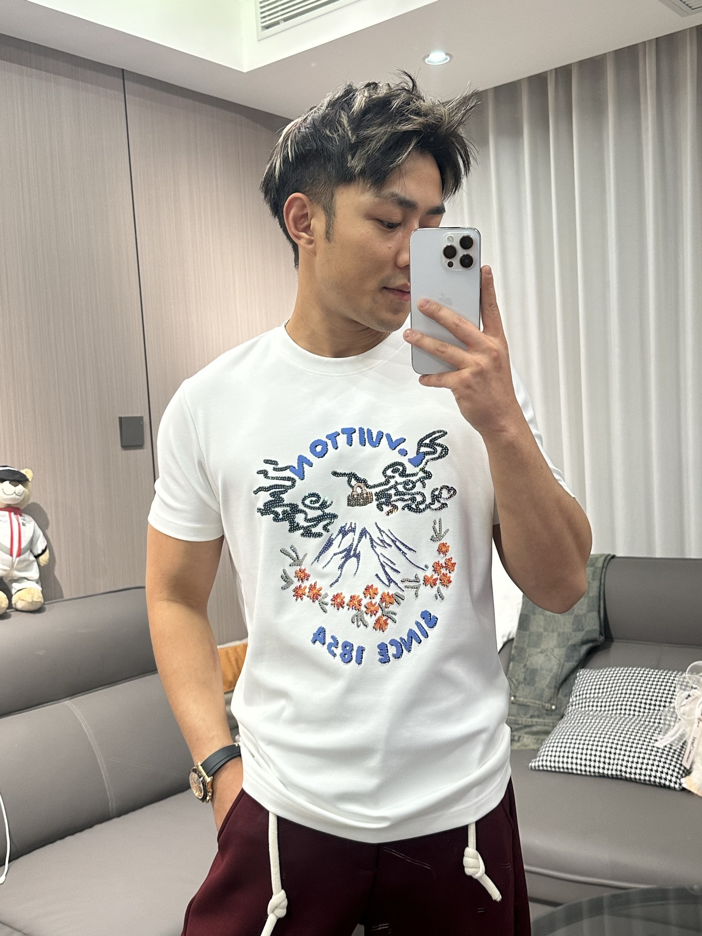 驴牌*25s款莫代尔T恤. 新品以复杂图形描绘朝气蓬勃的美景，展示出日本传统文化与品牌元素的妙趣融合。甄