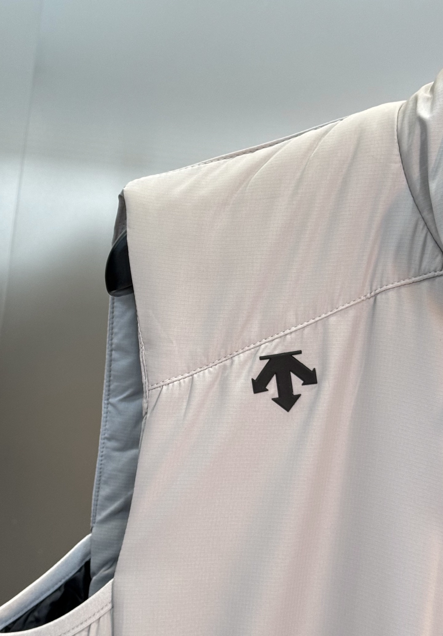 DESCENTE迪桑特25s新款棉马甲，采用Primaloft®P棉填充，轻薄保暖又透气，防风防泼水，四