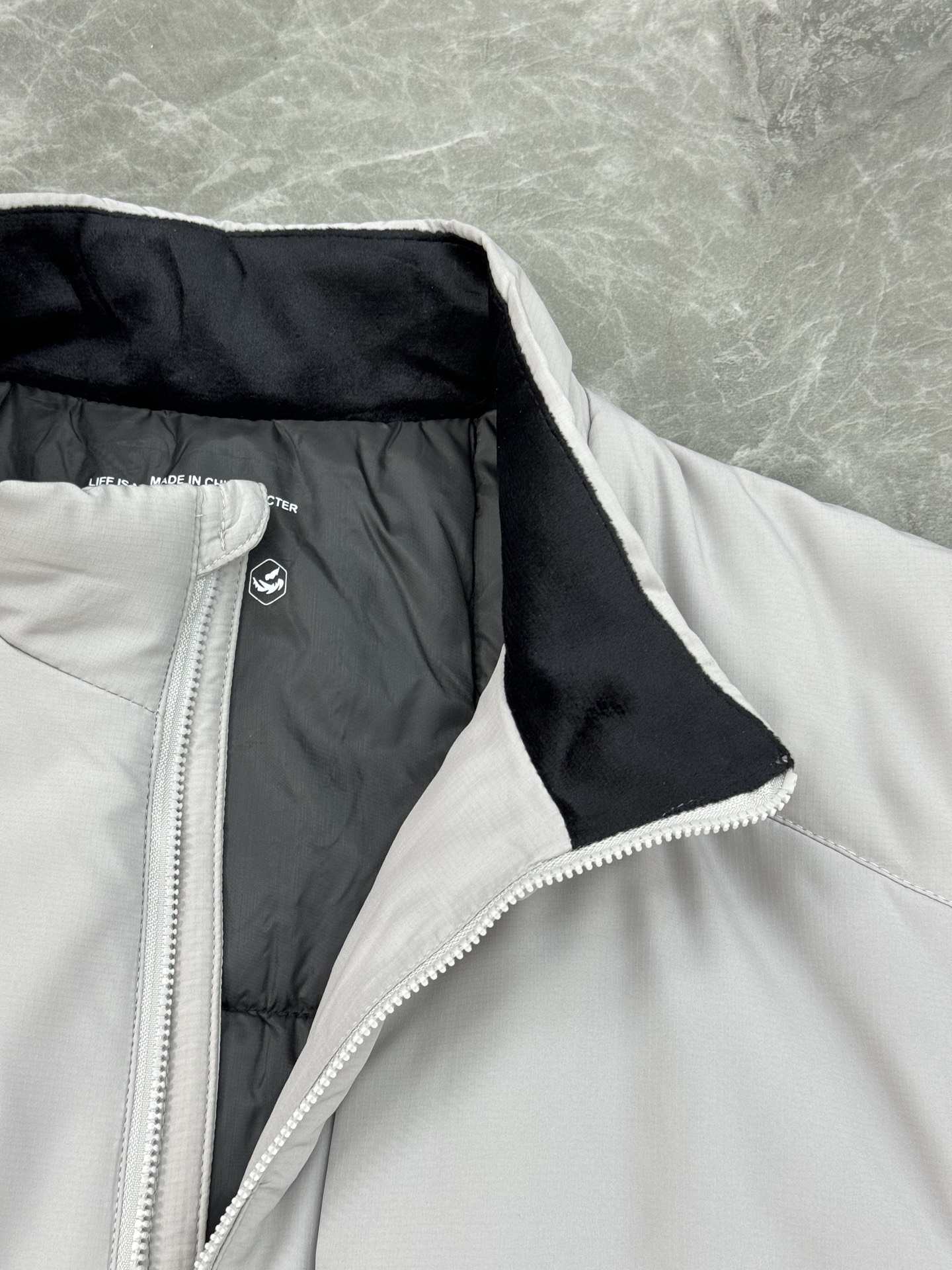 DESCENTE迪桑特25s新款棉马甲，采用Primaloft®P棉填充，轻薄保暖又透气，防风防泼水，四