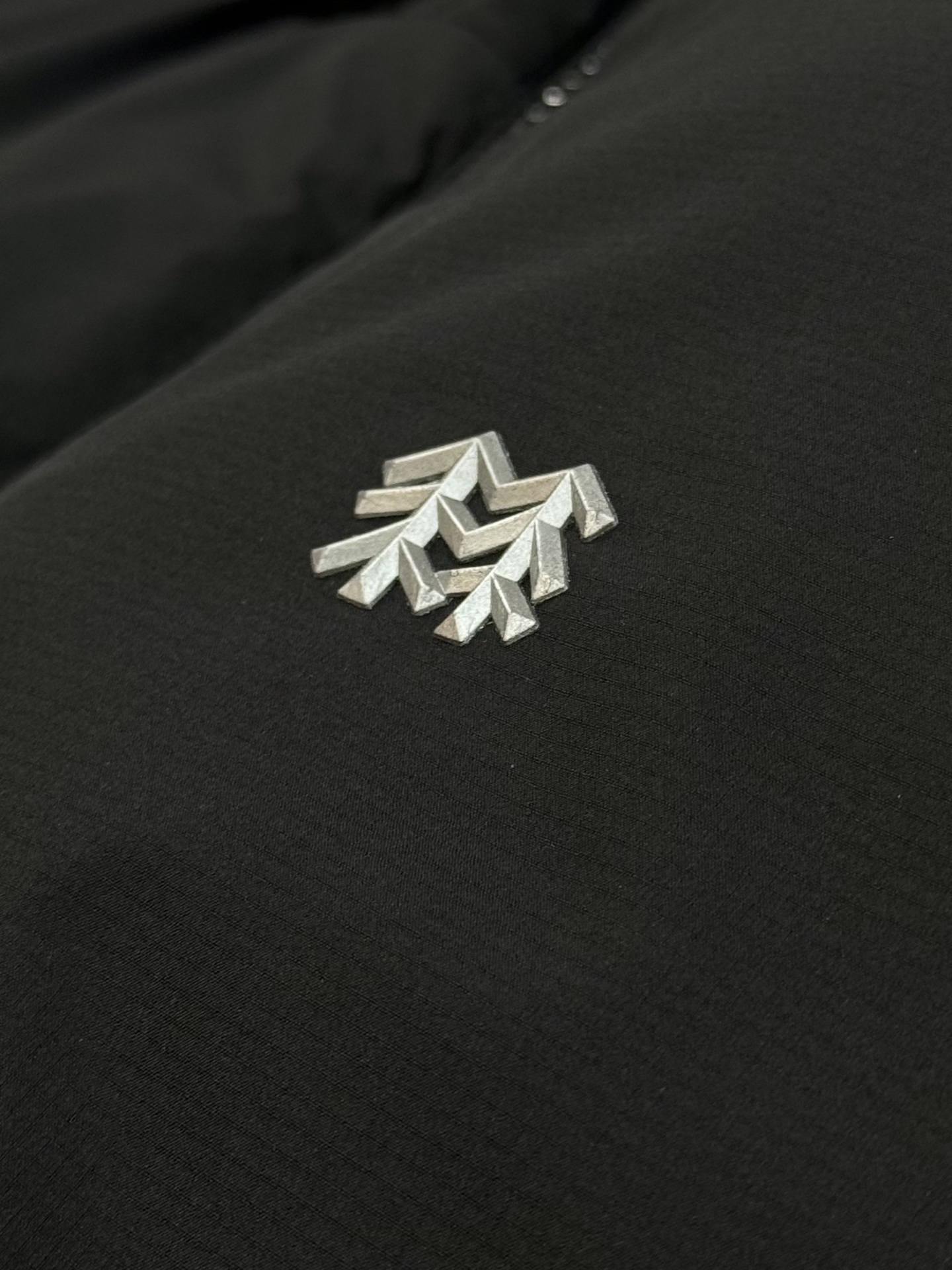 KOLON SPORT 可隆25s新款棉马甲. 这款马甲采用Primaloft®P棉填充，轻薄又保暖，防