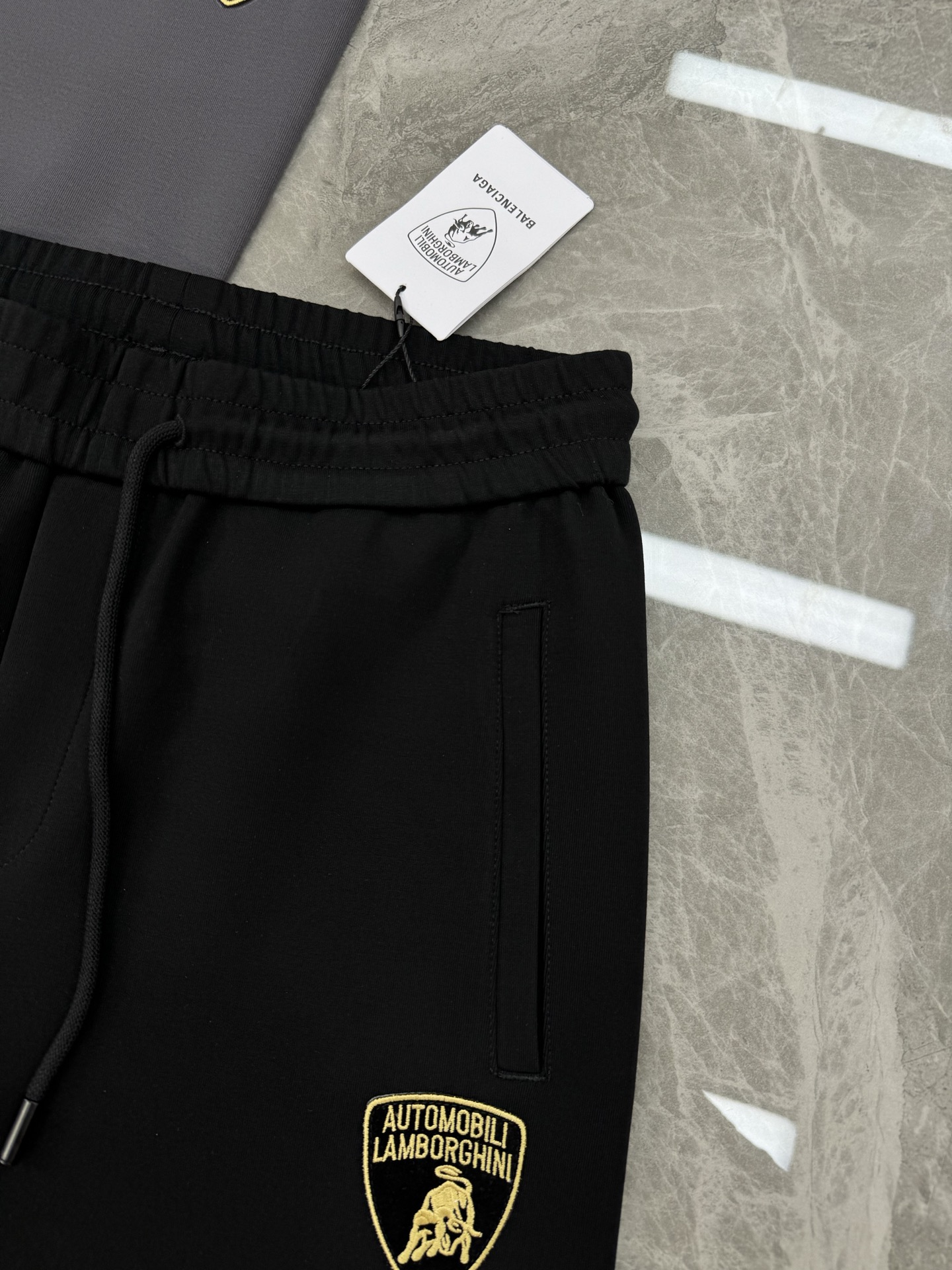 Balenciaga*联名兰博基尼25s男士休闲裤.口袋下方经典兰博基尼标识.面料轻薄柔软.最主要就是一