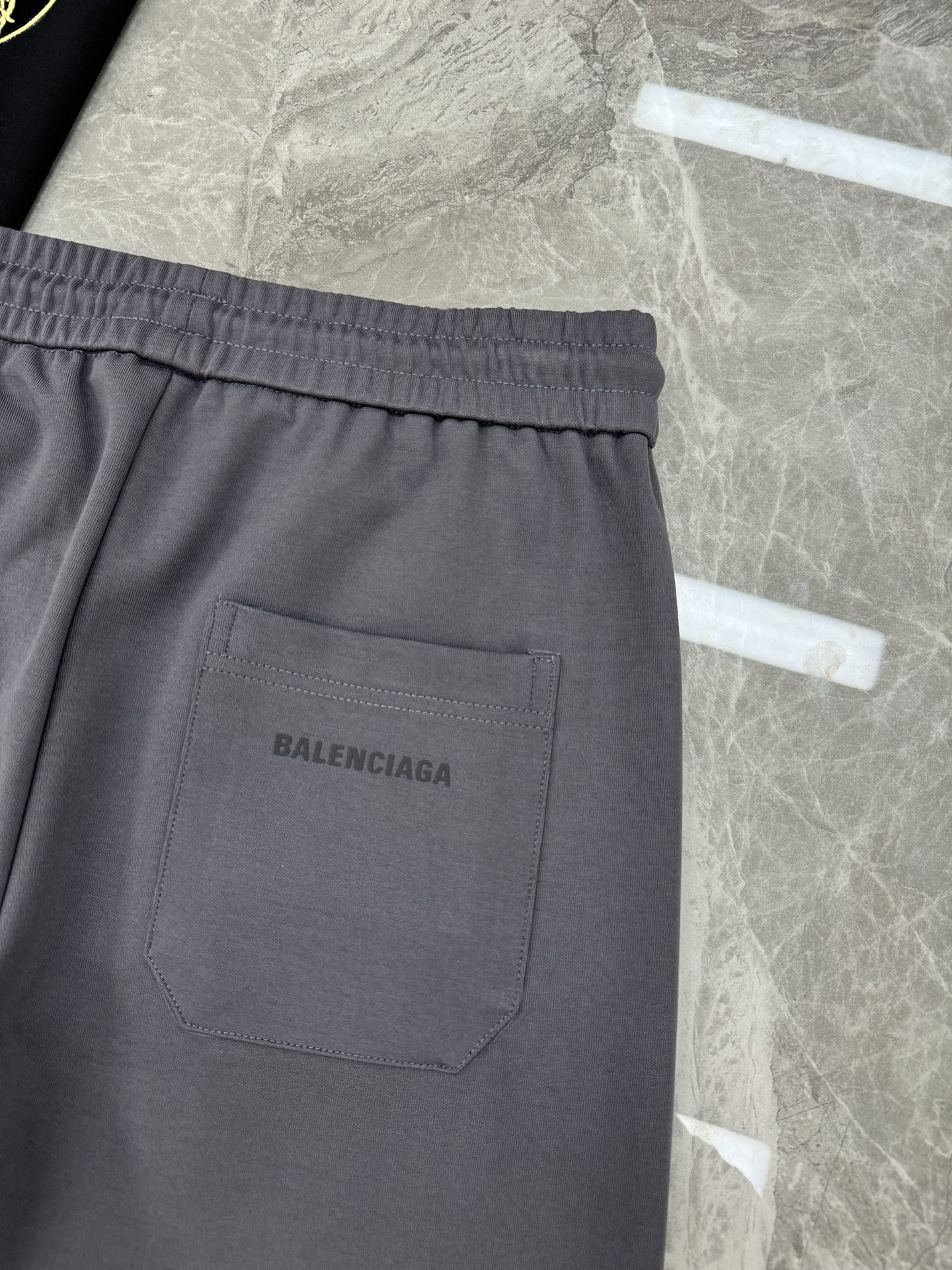 Balenciaga*联名兰博基尼25s男士休闲裤.口袋下方经典兰博基尼标识.面料轻薄柔软.最主要就是一