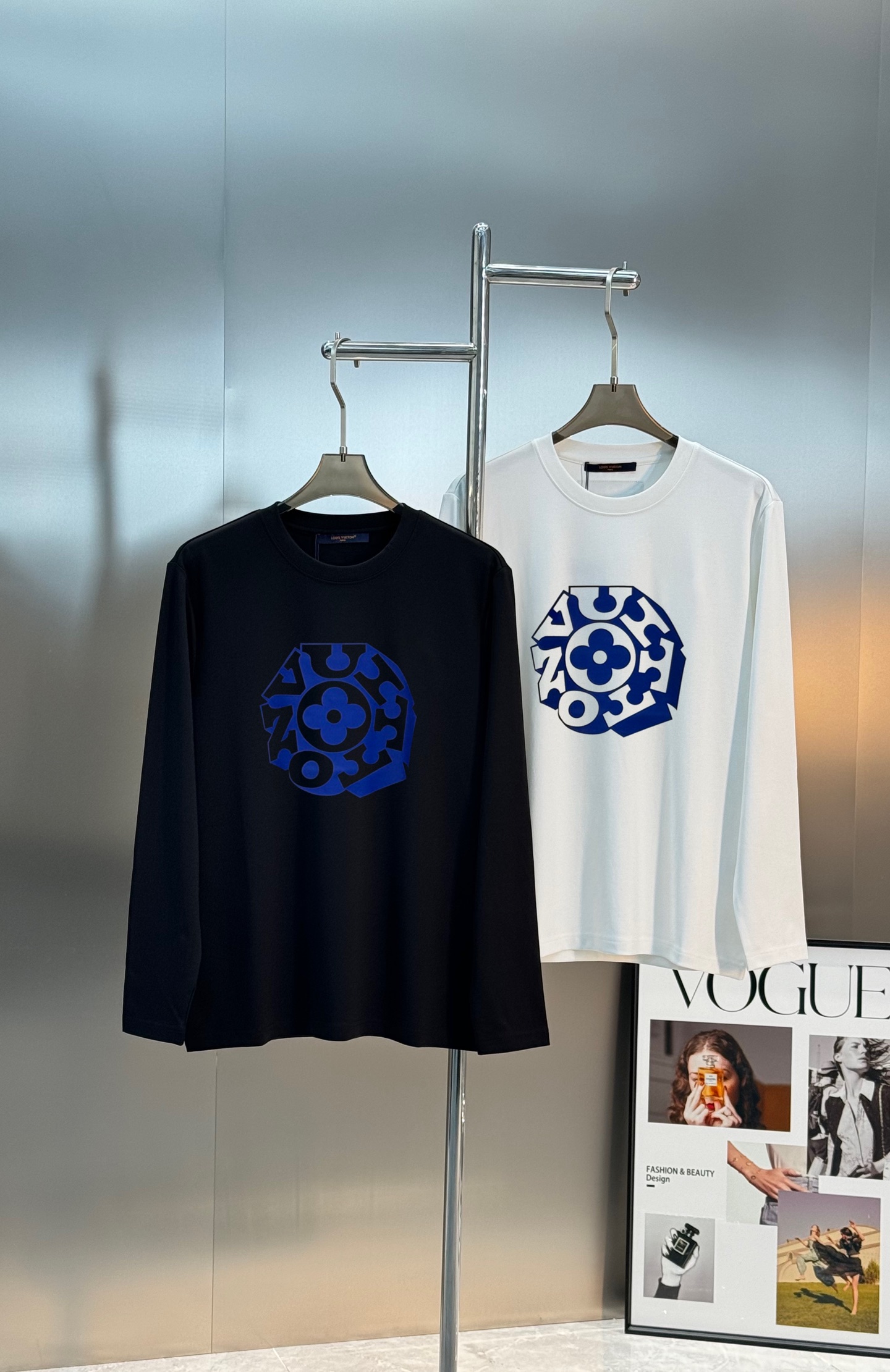 驴牌*LVx Nigo联名新品长袖T恤.LV与日本潮流大师Nigo联名T恤，灵感融合日式街头与法式经典，