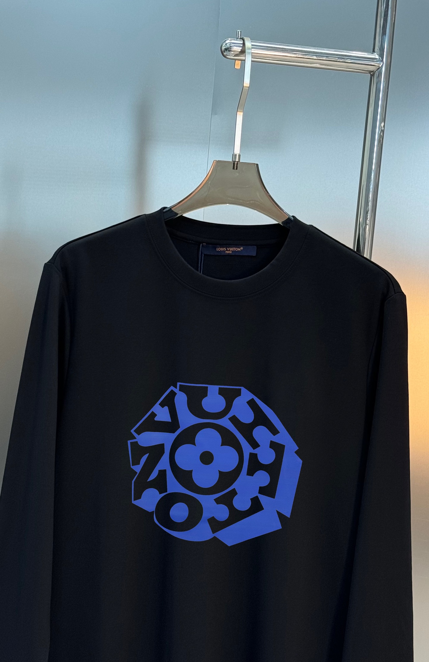 驴牌*LVx Nigo联名新品长袖T恤.LV与日本潮流大师Nigo联名T恤，灵感融合日式街头与法式经典，