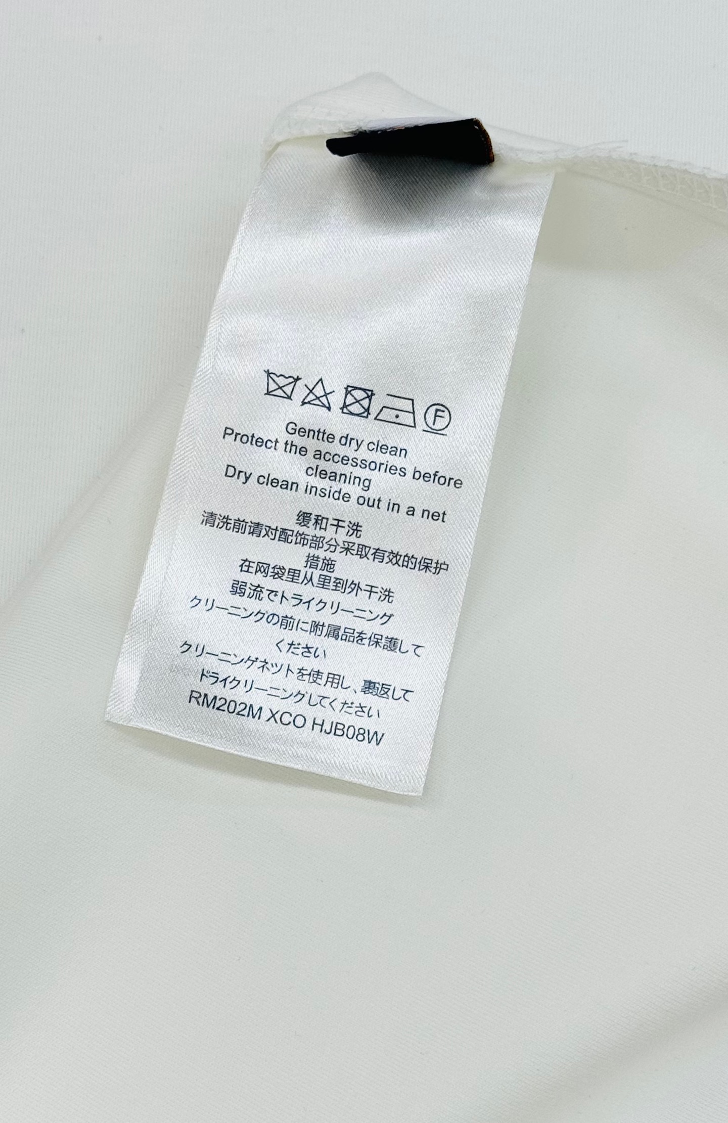 驴牌*LVx Nigo联名新品长袖T恤.LV与日本潮流大师Nigo联名T恤，灵感融合日式街头与法式经典，