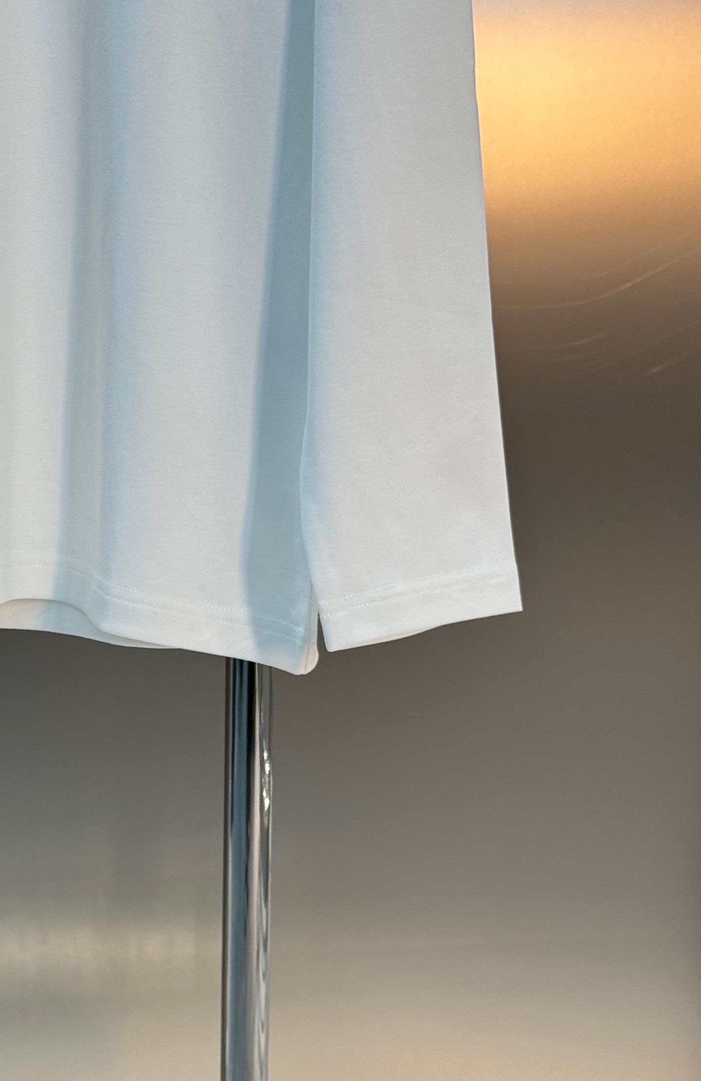 驴牌*LVx Nigo联名新品长袖T恤.LV与日本潮流大师Nigo联名T恤，灵感融合日式街头与法式经典，