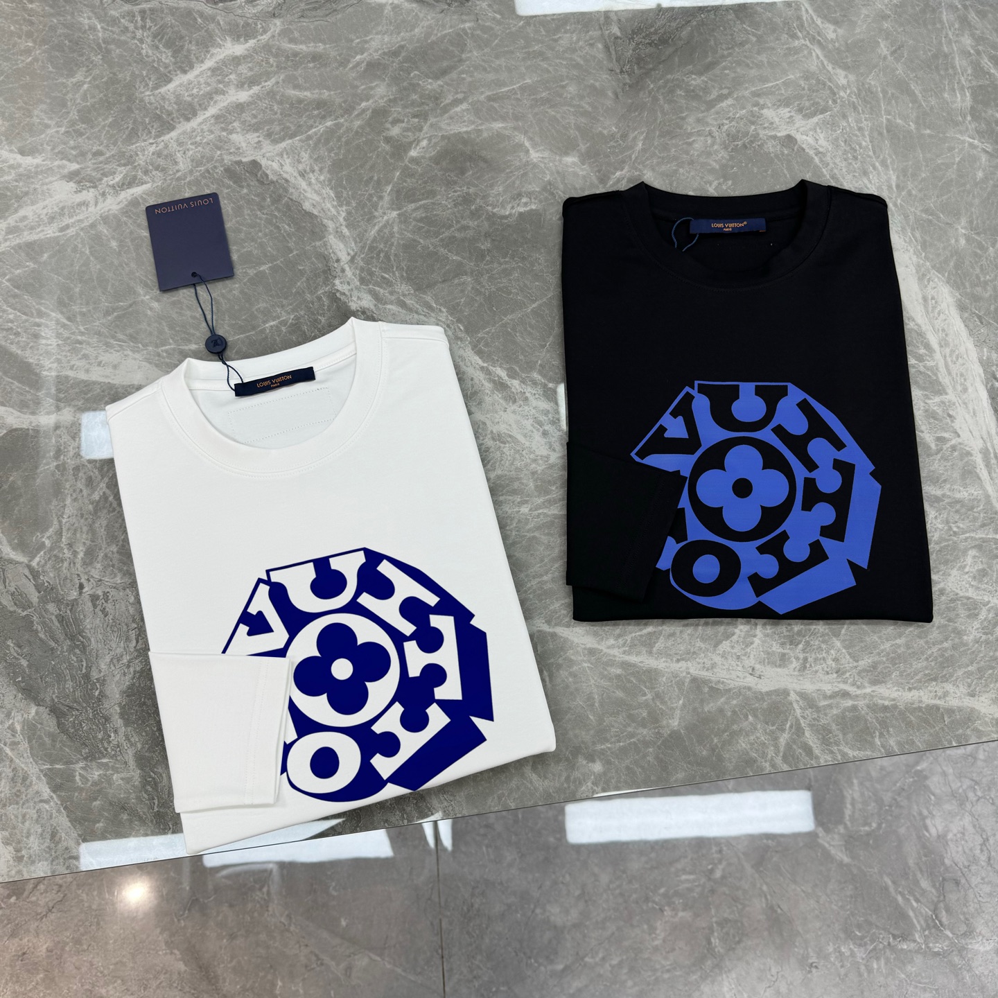 驴牌*LVx Nigo联名新品长袖T恤.LV与日本潮流大师Nigo联名T恤，灵感融合日式街头与法式经典，