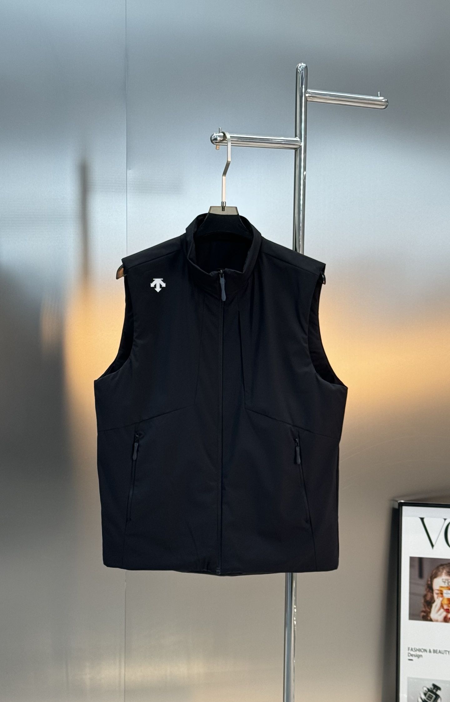 DESCENTE迪桑特*男士高尔夫马甲，25s新品推荐！采用科技梭织面料，轻便透气又速干，运动穿着超舒适