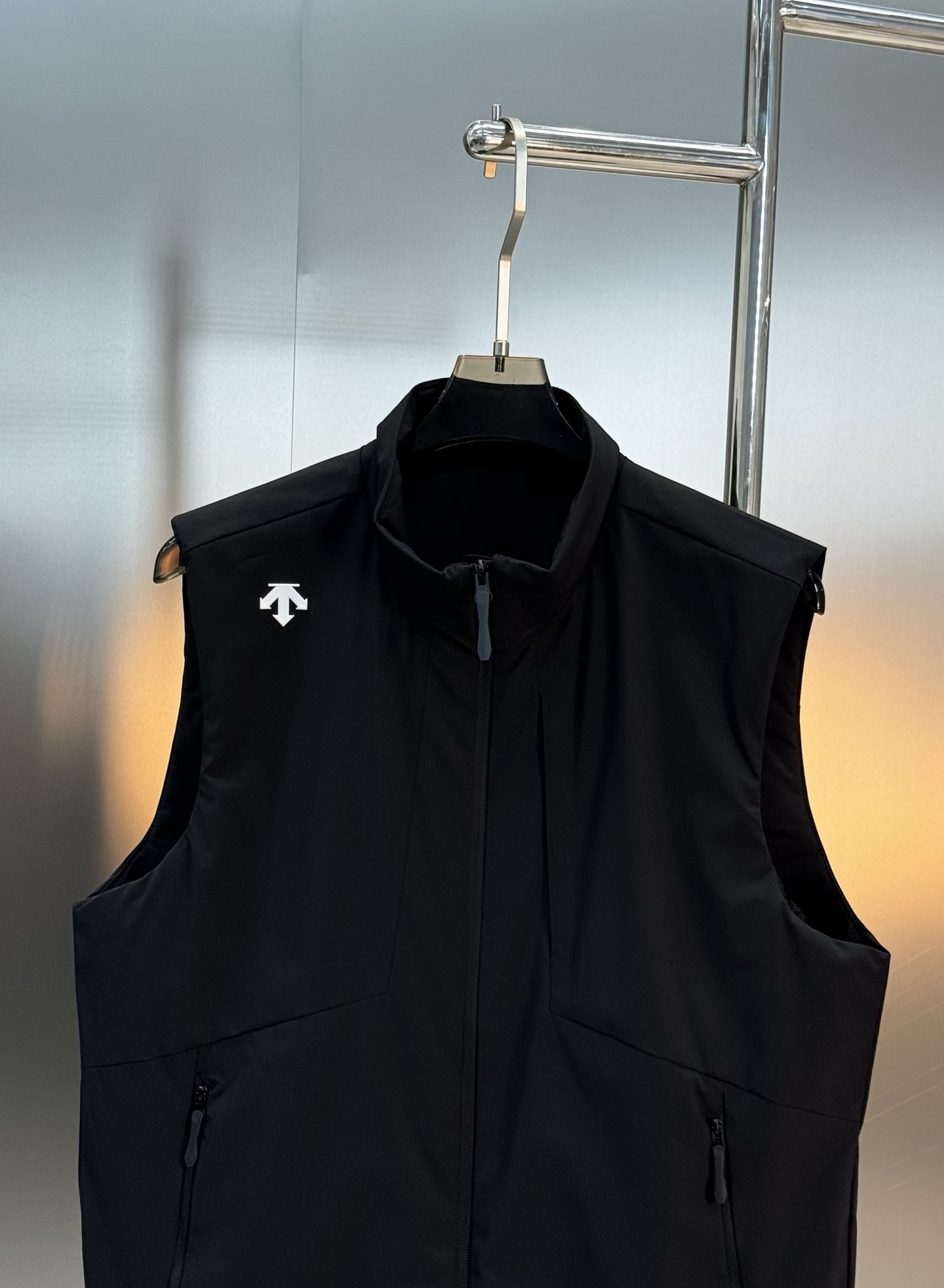 DESCENTE迪桑特*男士高尔夫马甲，25s新品推荐！采用科技梭织面料，轻便透气又速干，运动穿着超舒适