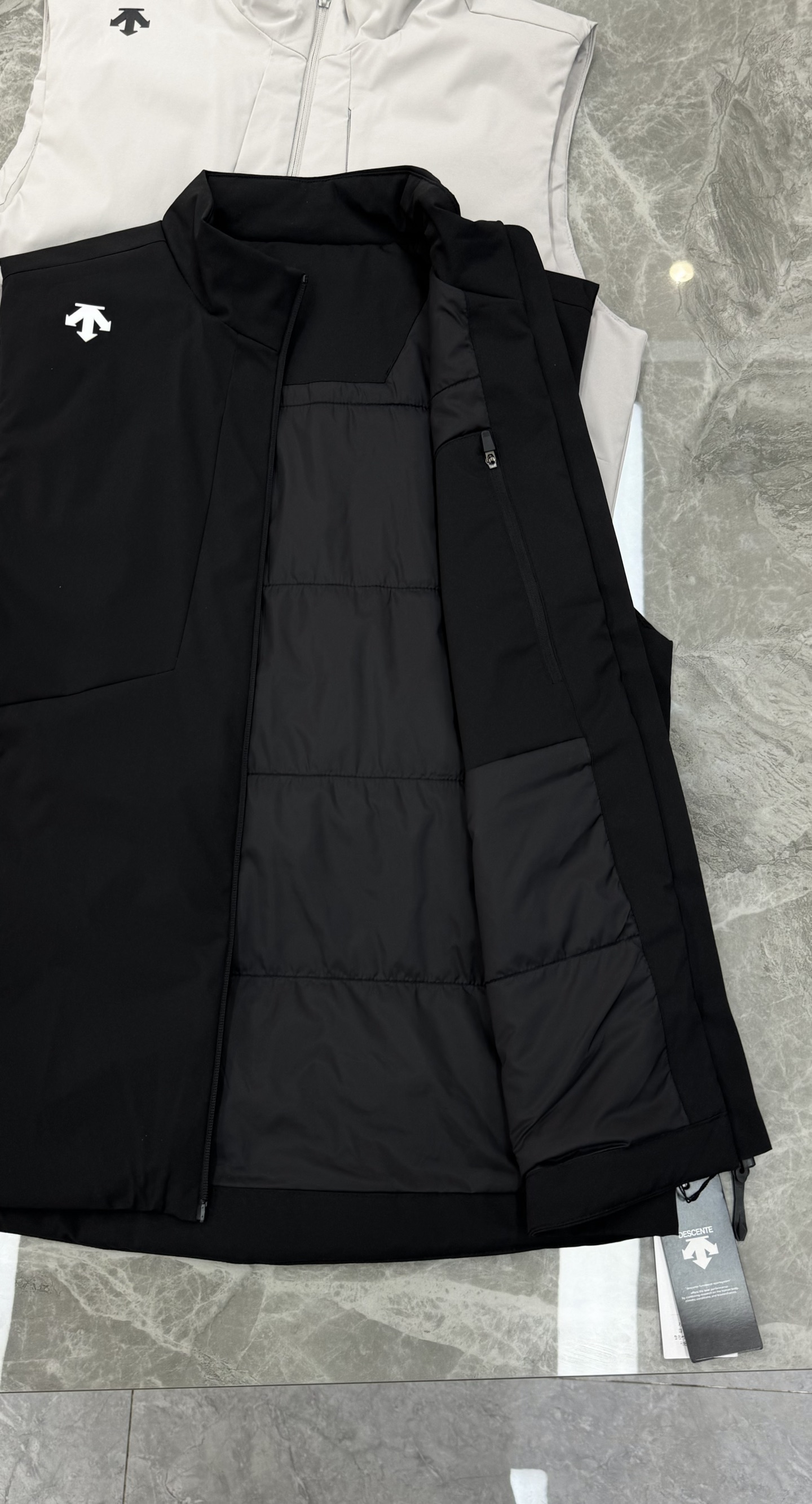 DESCENTE迪桑特*男士高尔夫马甲，25s新品推荐！采用科技梭织面料，轻便透气又速干，运动穿着超舒适