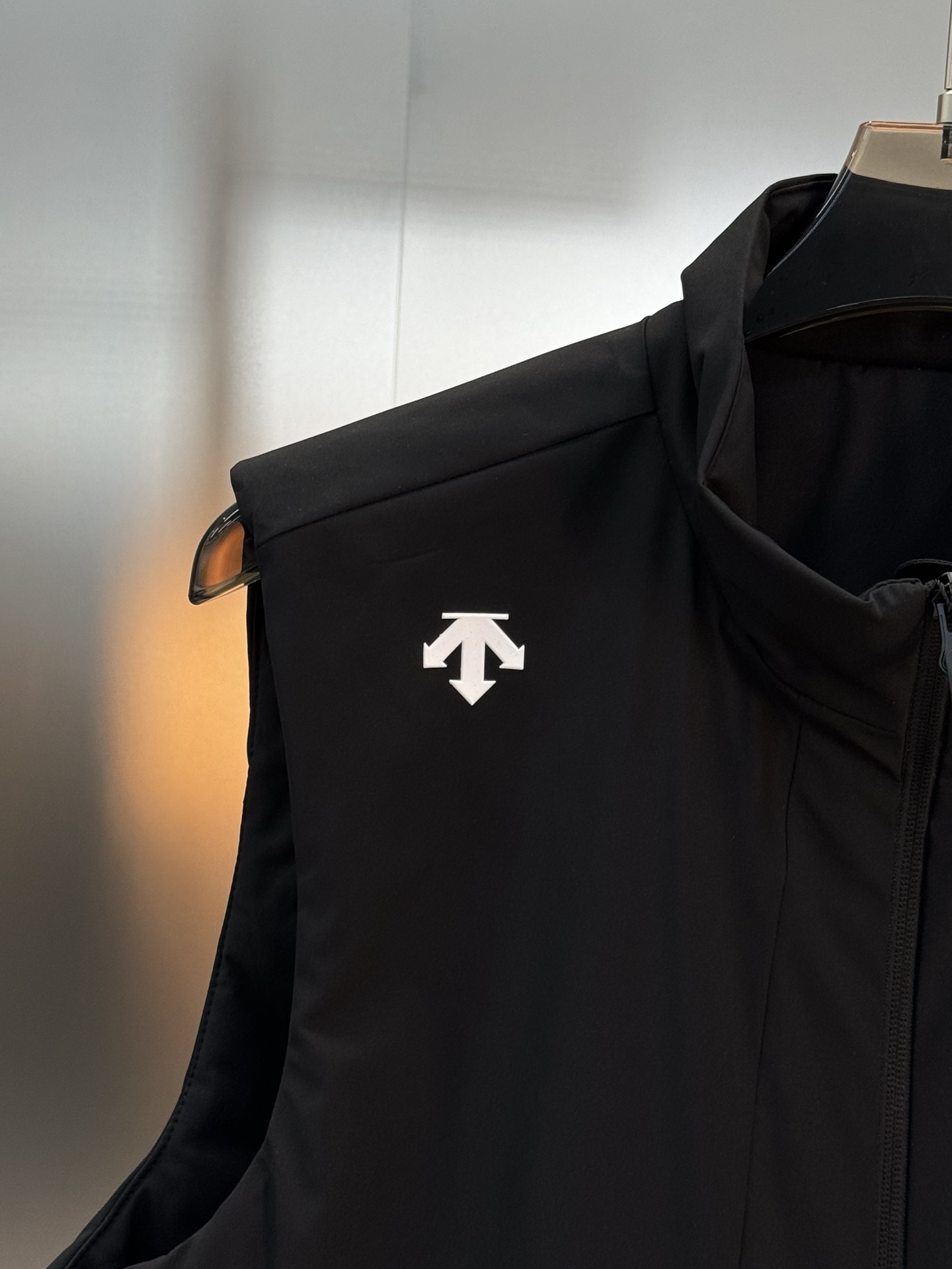 DESCENTE迪桑特*男士高尔夫马甲，25s新品推荐！采用科技梭织面料，轻便透气又速干，运动穿着超舒适