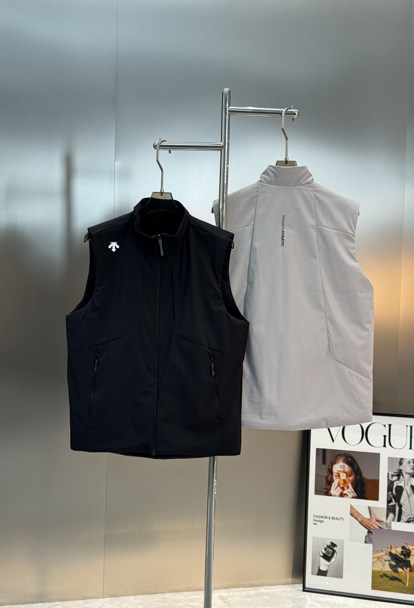 DESCENTE迪桑特*男士高尔夫马甲，25s新品推荐！采用科技梭织面料，轻便透气又速干，运动穿着超舒适