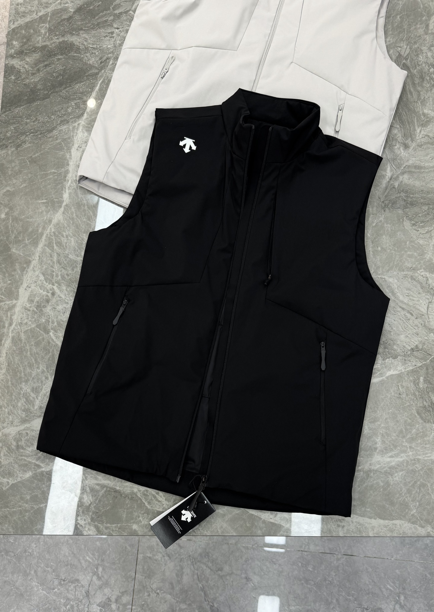 DESCENTE迪桑特*男士高尔夫马甲，25s新品推荐！采用科技梭织面料，轻便透气又速干，运动穿着超舒适