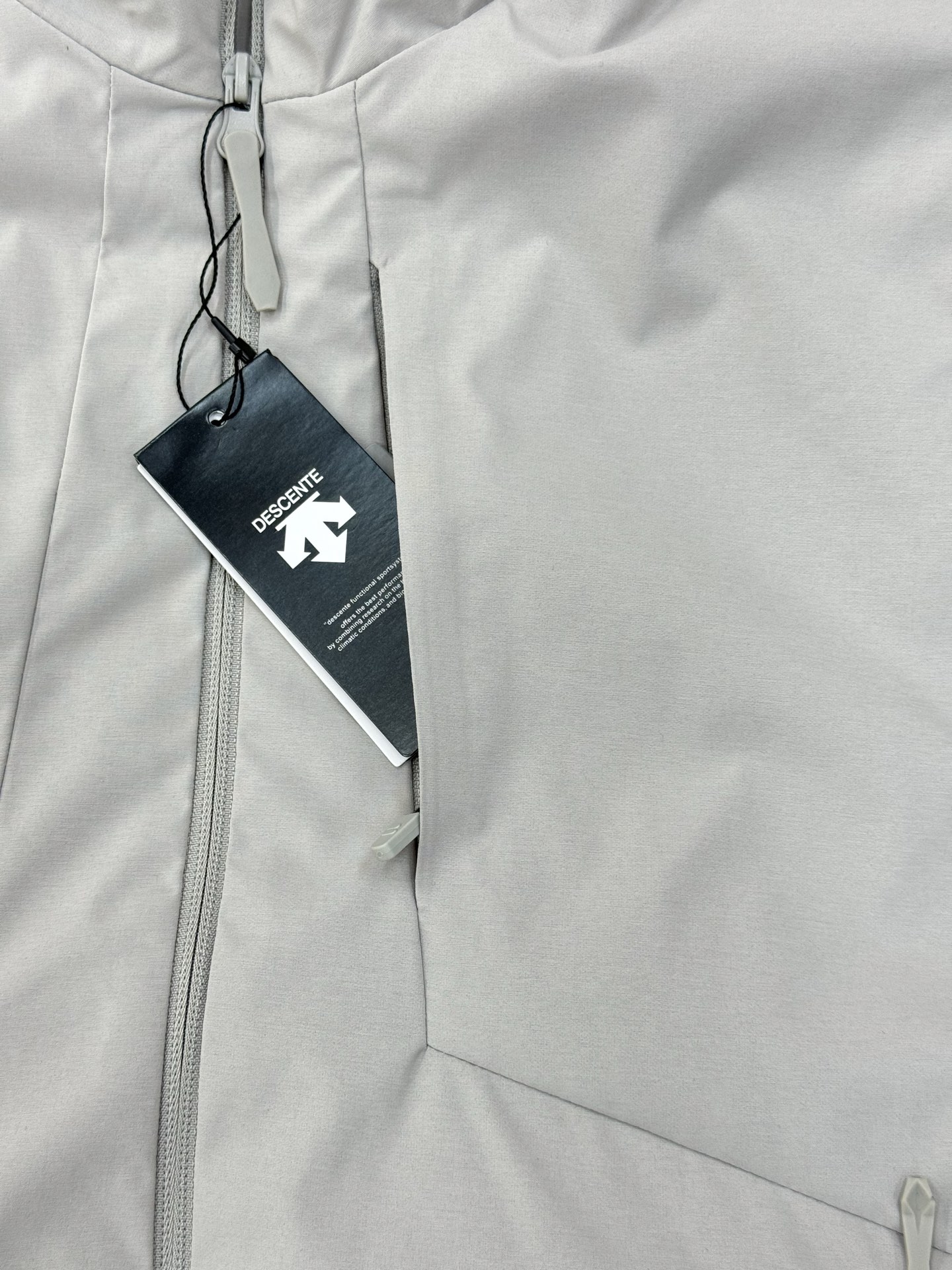 DESCENTE迪桑特*男士高尔夫马甲，25s新品推荐！采用科技梭织面料，轻便透气又速干，运动穿着超舒适