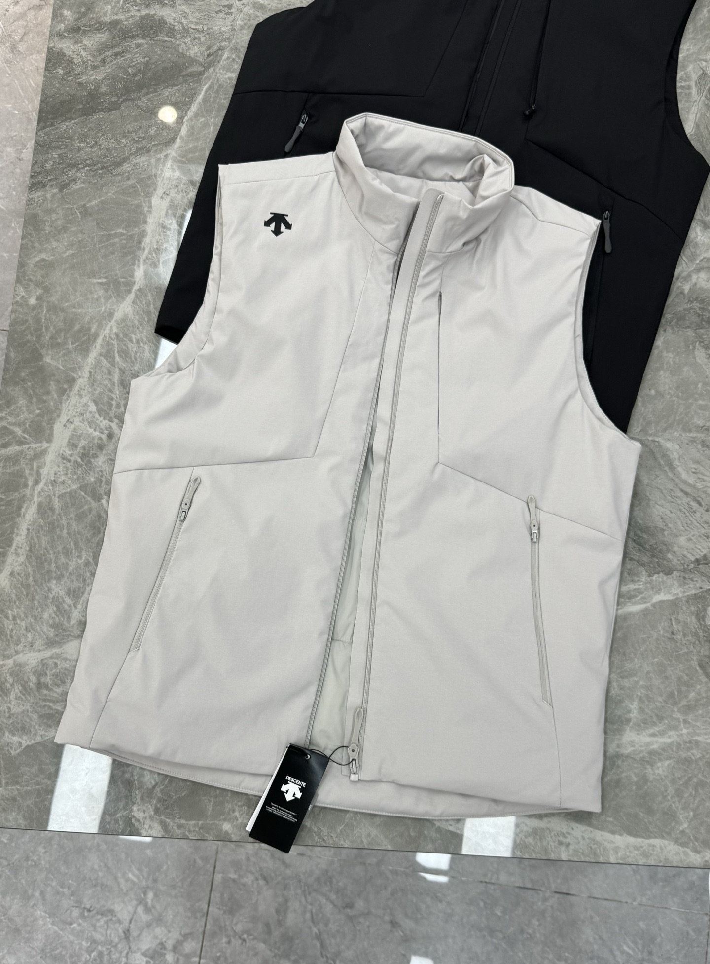 DESCENTE迪桑特*男士高尔夫马甲，25s新品推荐！采用科技梭织面料，轻便透气又速干，运动穿着超舒适