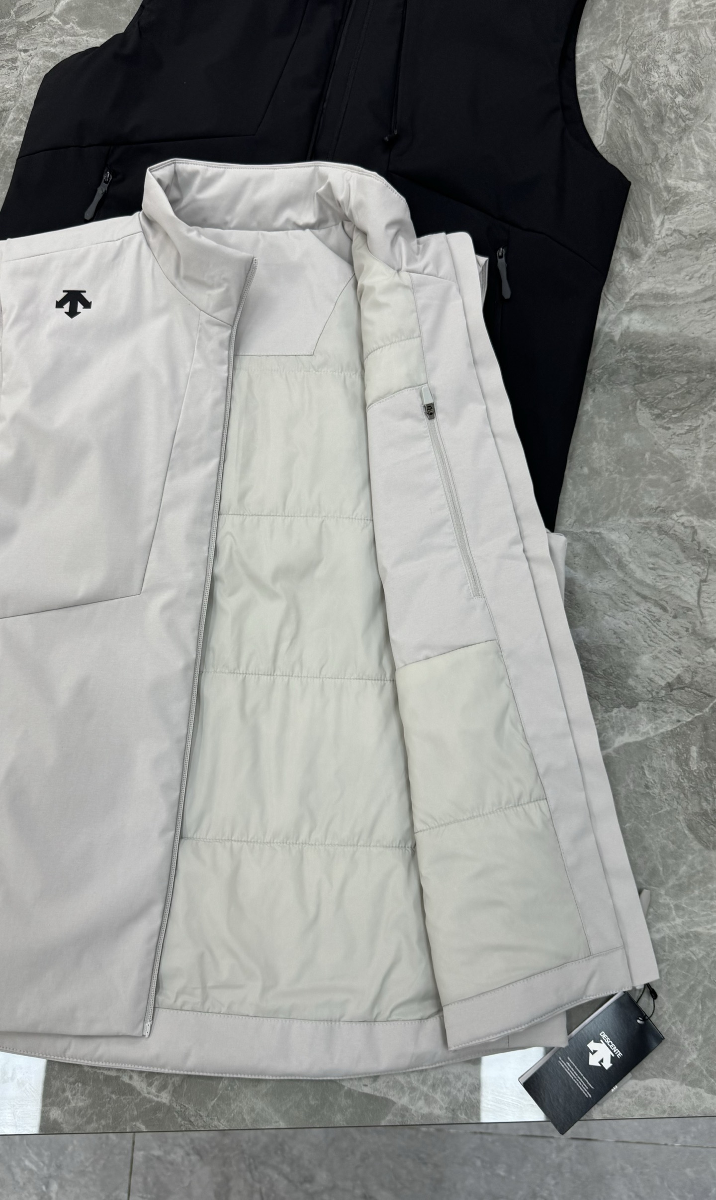 DESCENTE迪桑特*男士高尔夫马甲，25s新品推荐！采用科技梭织面料，轻便透气又速干，运动穿着超舒适