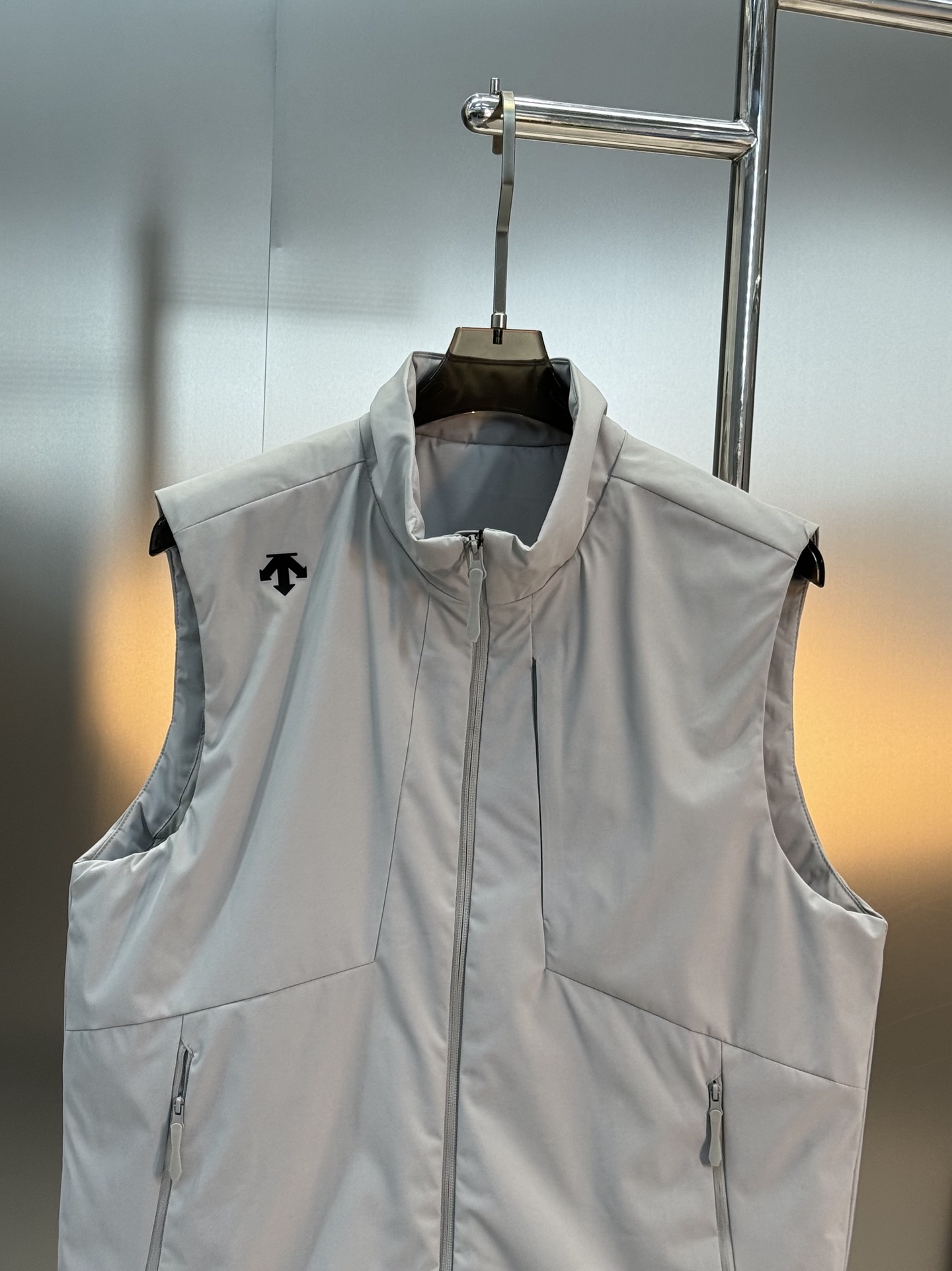 DESCENTE迪桑特*男士高尔夫马甲，25s新品推荐！采用科技梭织面料，轻便透气又速干，运动穿着超舒适