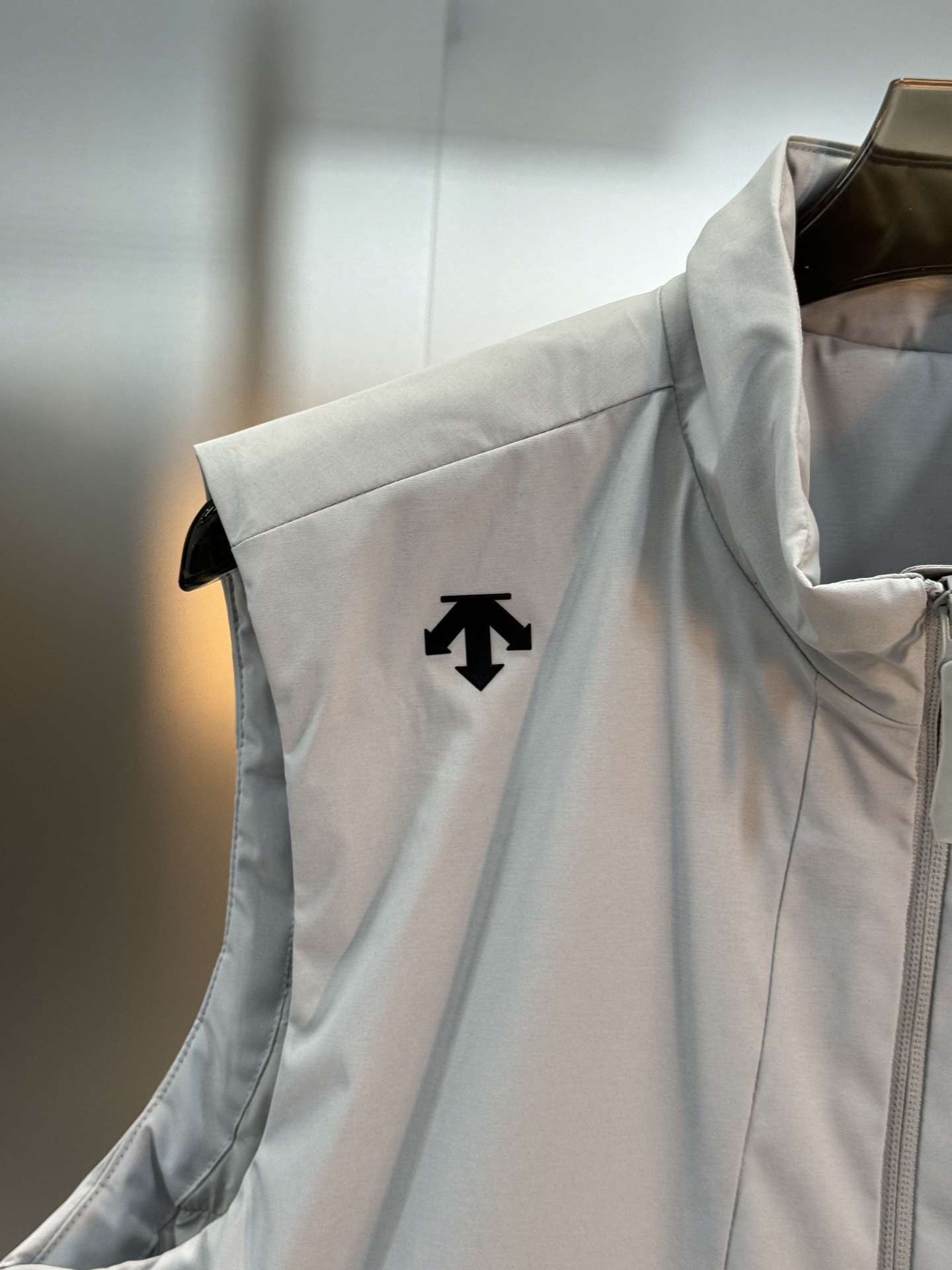 DESCENTE迪桑特*男士高尔夫马甲，25s新品推荐！采用科技梭织面料，轻便透气又速干，运动穿着超舒适