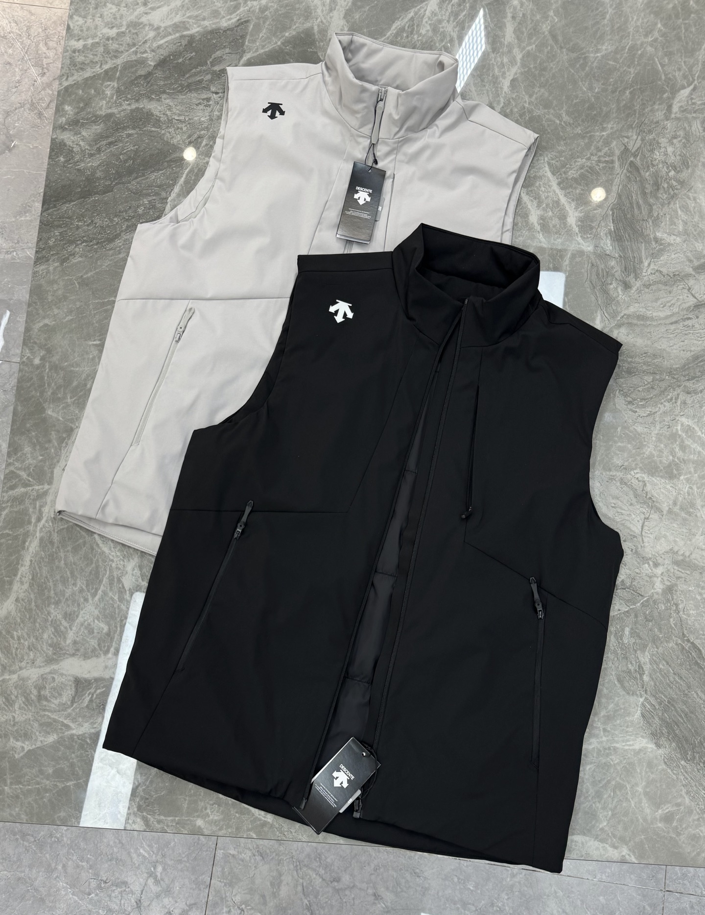 DESCENTE迪桑特*男士高尔夫马甲，25s新品推荐！采用科技梭织面料，轻便透气又速干，运动穿着超舒适