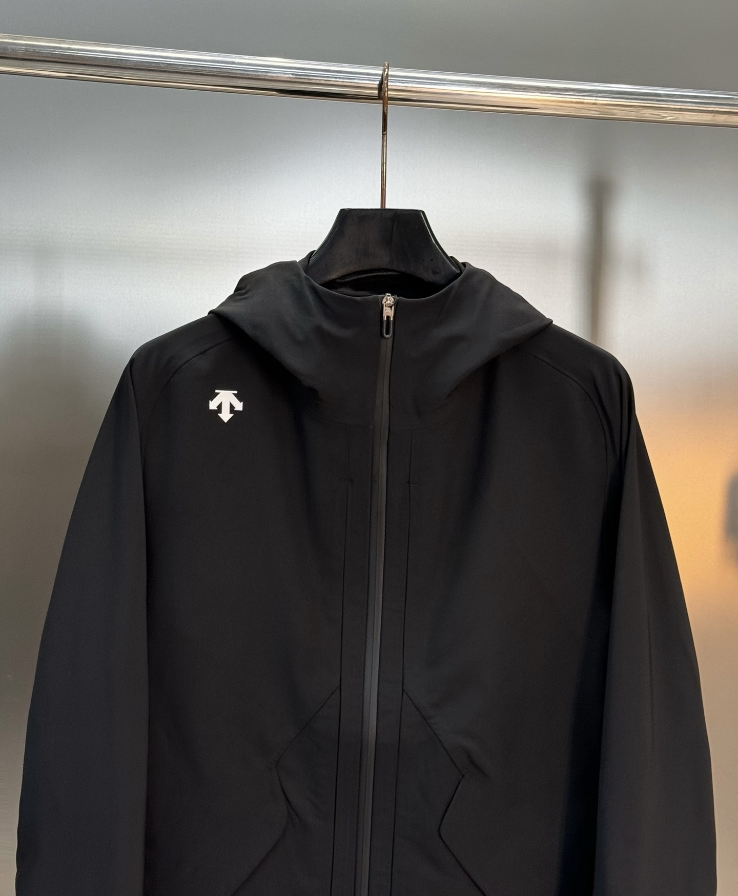 DESCENTE迪桑特*男士专业户外外套👨🏻 采用透湿梭织面料，防泼水!满足日常通行需求.袖口设计使用橡