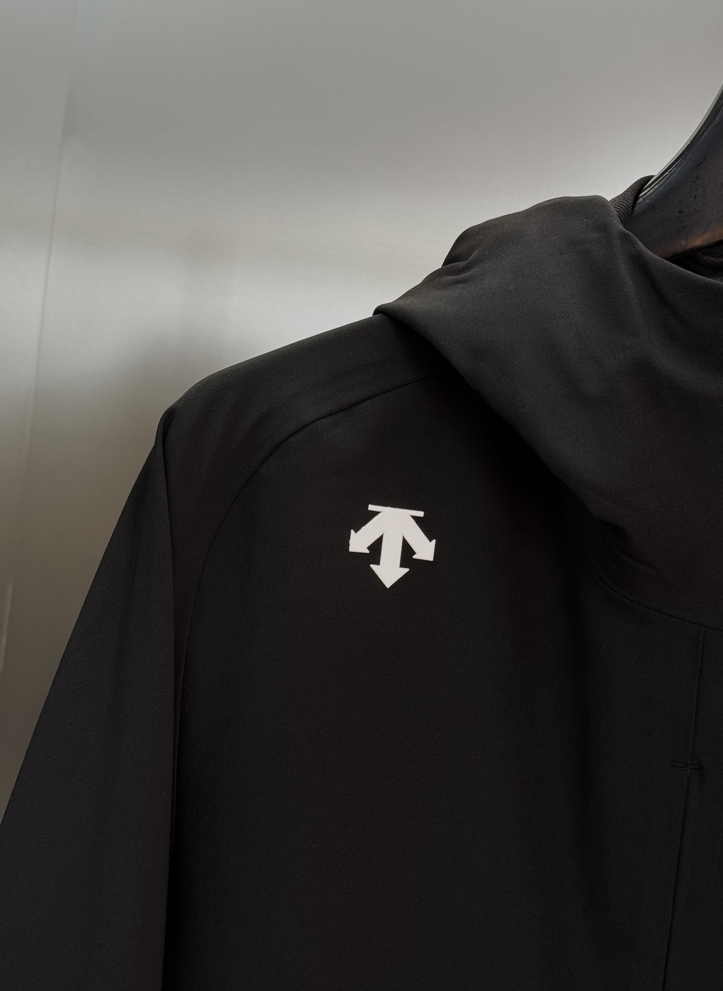 DESCENTE迪桑特*男士专业户外外套👨🏻 采用透湿梭织面料，防泼水!满足日常通行需求.袖口设计使用橡