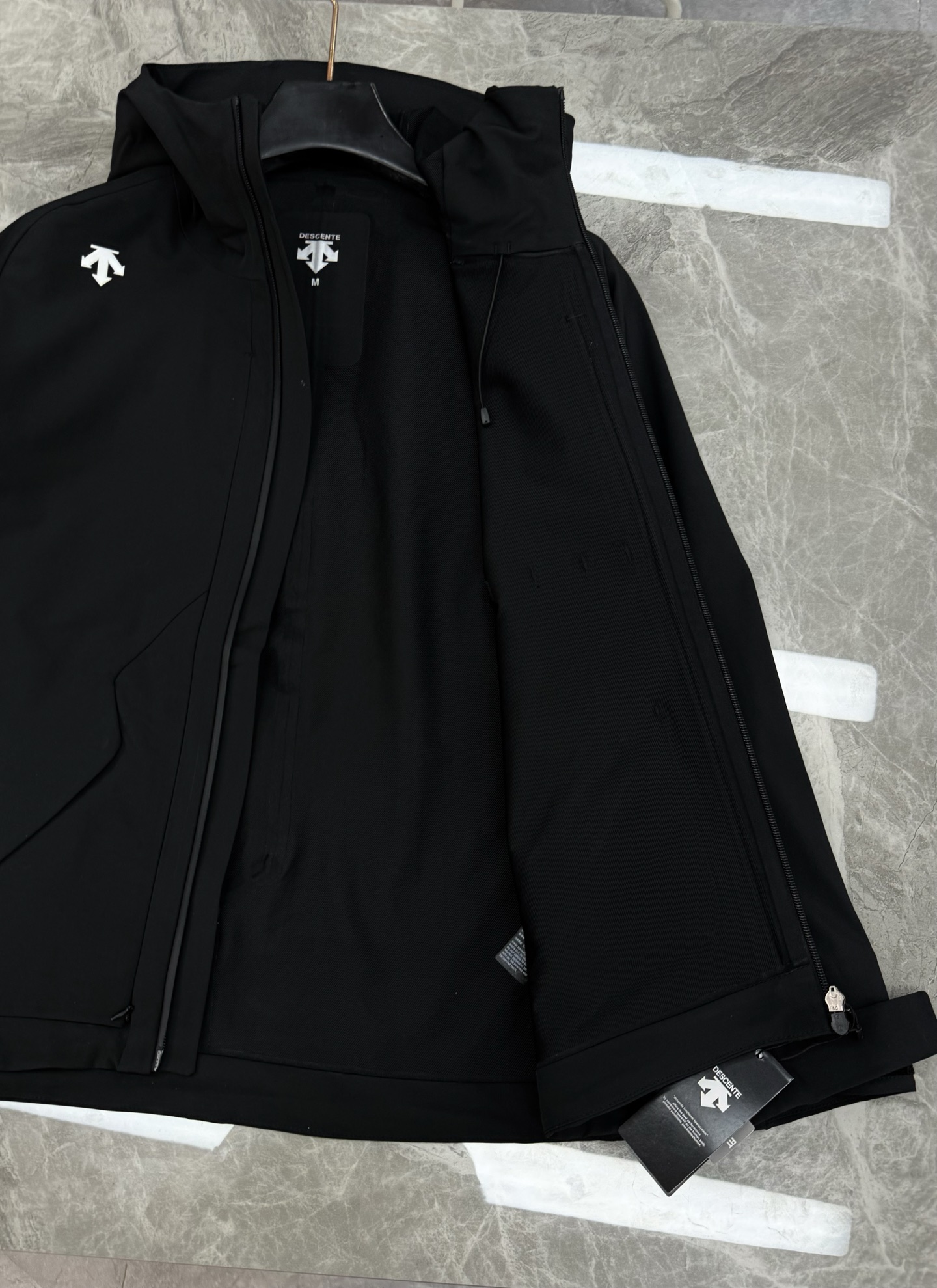 DESCENTE迪桑特*男士专业户外外套👨🏻 采用透湿梭织面料，防泼水!满足日常通行需求.袖口设计使用橡