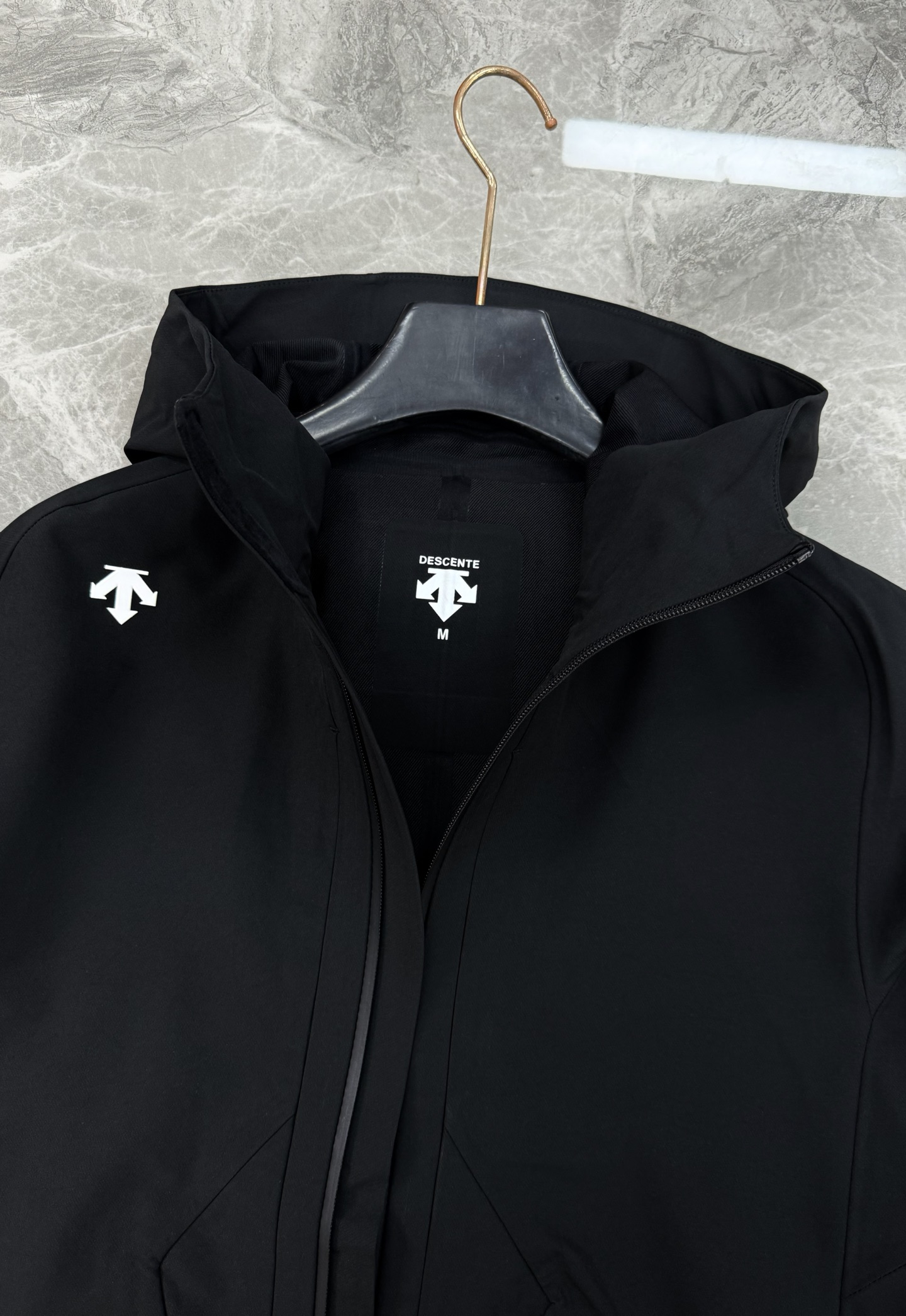 DESCENTE迪桑特*男士专业户外外套👨🏻 采用透湿梭织面料，防泼水!满足日常通行需求.袖口设计使用橡