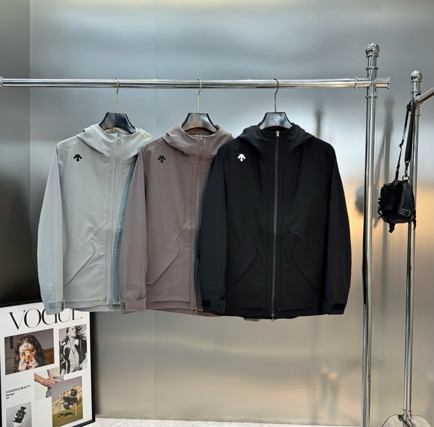 DESCENTE迪桑特*男士专业户外外套👨🏻 采用透湿梭织面料，防泼水!满足日常通行需求.袖口设计使用橡