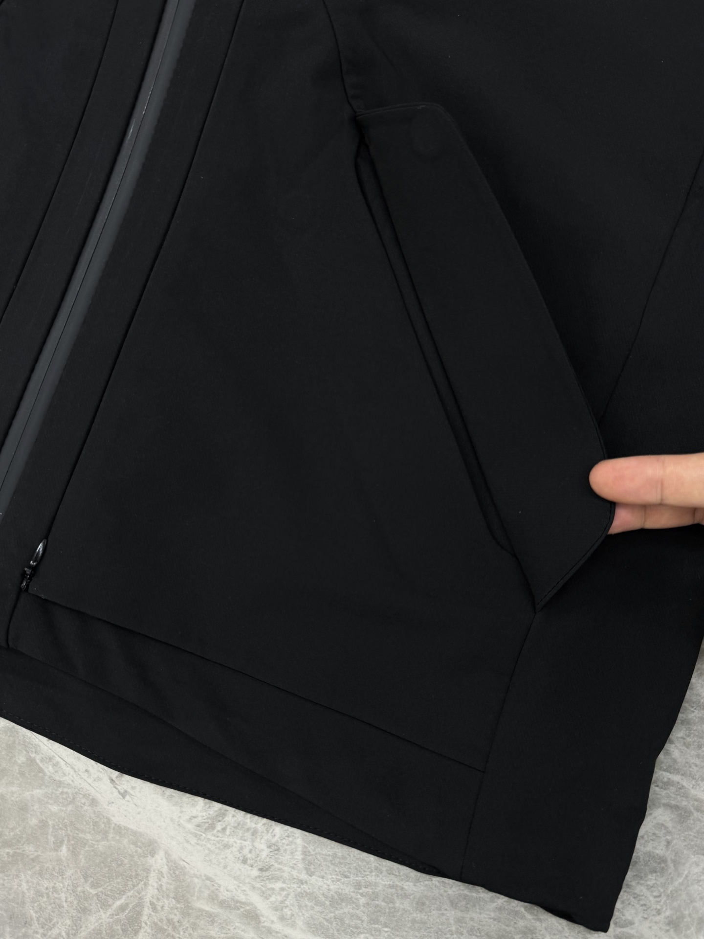 DESCENTE迪桑特*男士专业户外外套👨🏻 采用透湿梭织面料，防泼水!满足日常通行需求.袖口设计使用橡