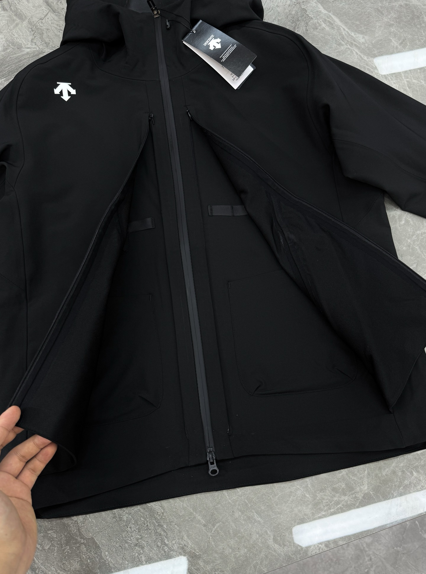 DESCENTE迪桑特*男士专业户外外套👨🏻 采用透湿梭织面料，防泼水!满足日常通行需求.袖口设计使用橡