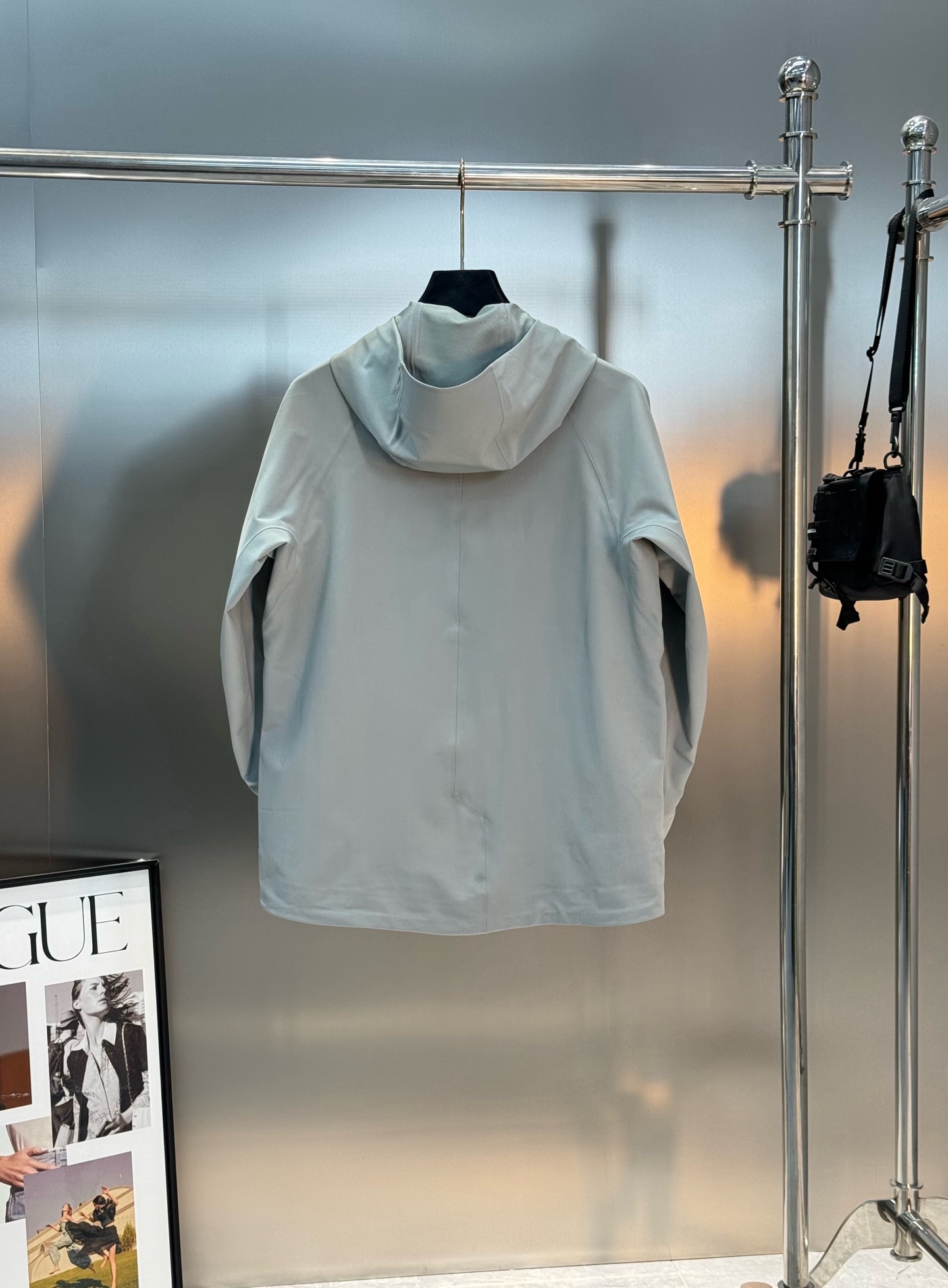 DESCENTE迪桑特*男士专业户外外套👨🏻 采用透湿梭织面料，防泼水!满足日常通行需求.袖口设计使用橡