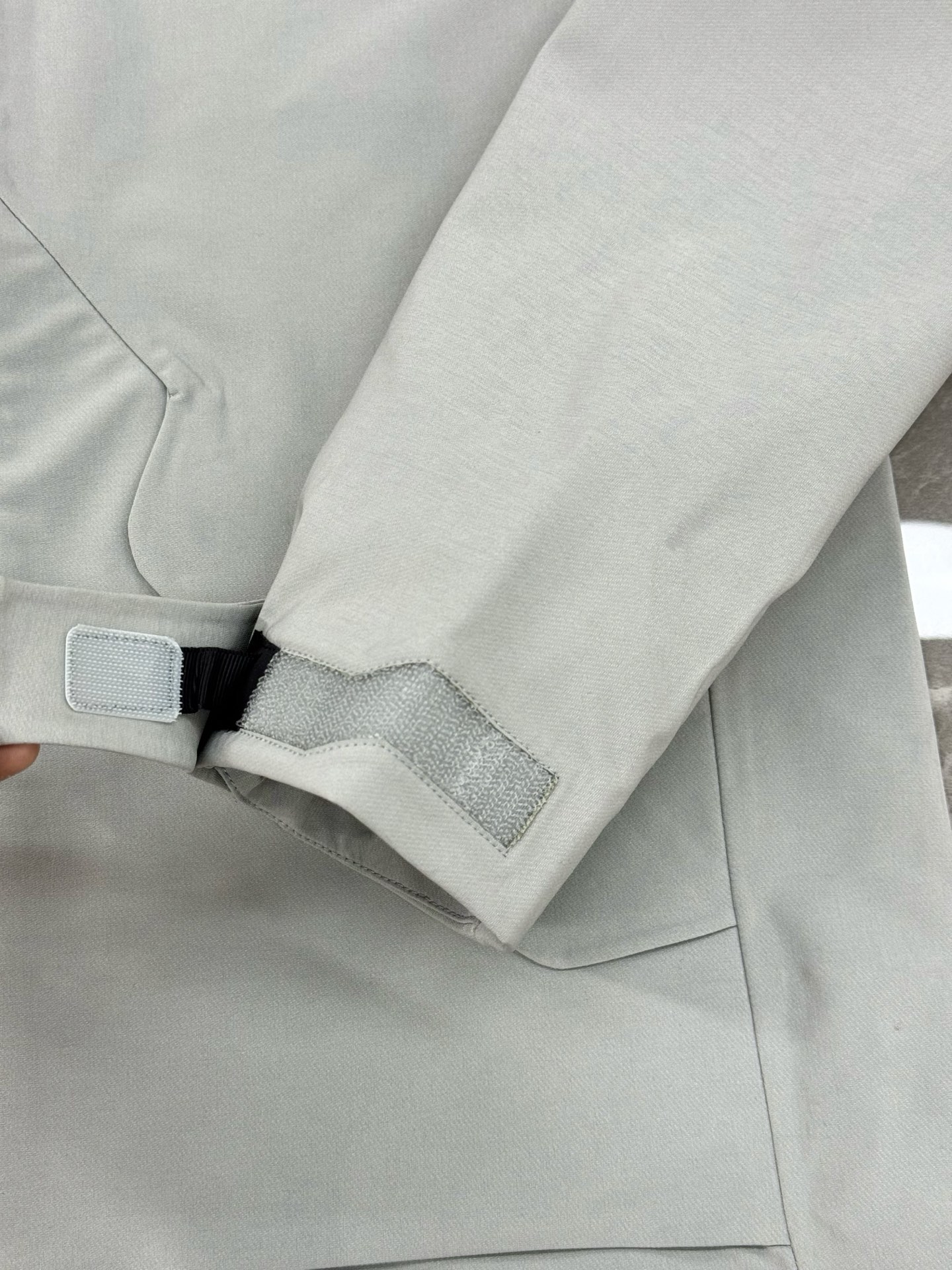 DESCENTE迪桑特*男士专业户外外套👨🏻 采用透湿梭织面料，防泼水!满足日常通行需求.袖口设计使用橡