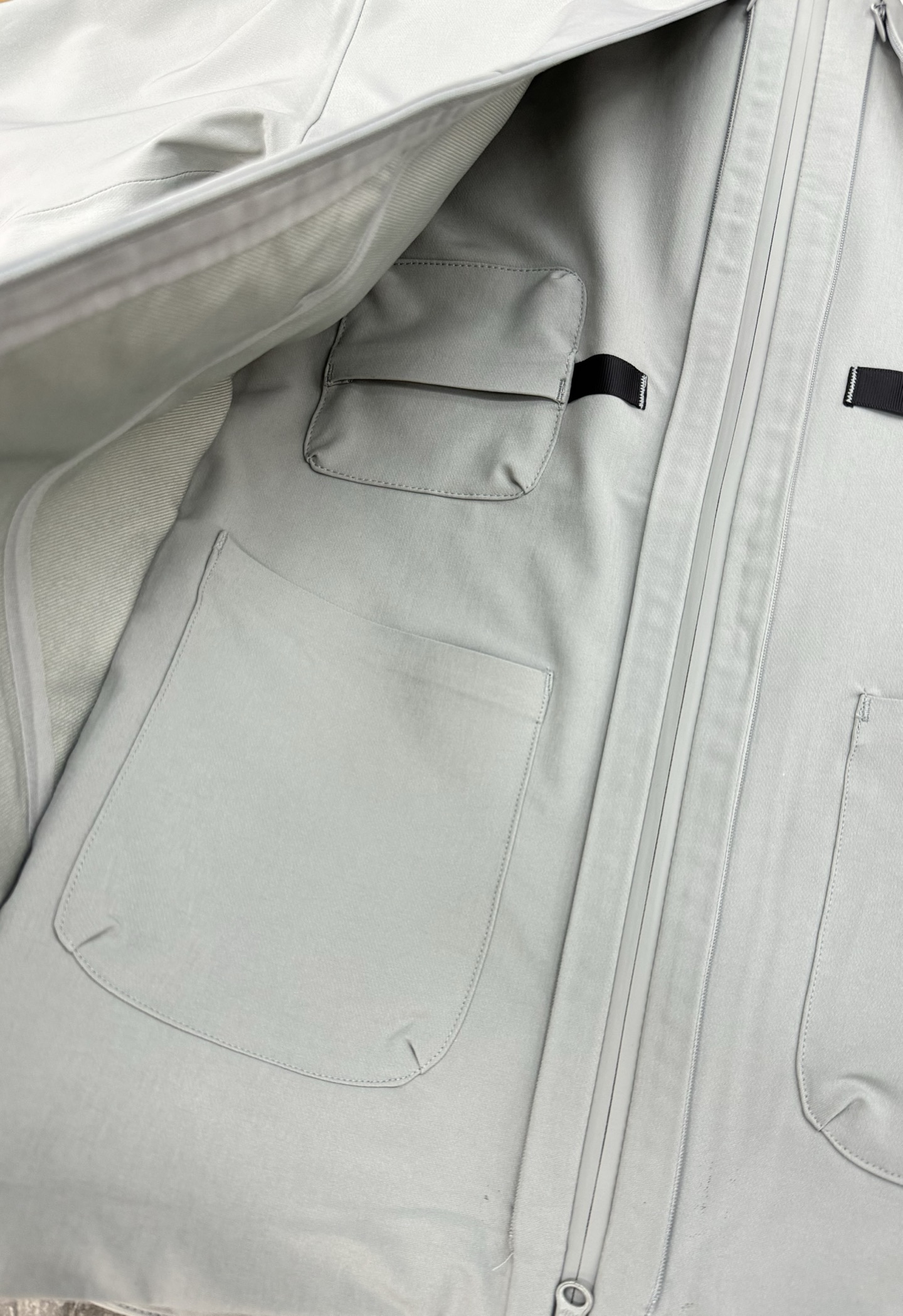 DESCENTE迪桑特*男士专业户外外套👨🏻 采用透湿梭织面料，防泼水!满足日常通行需求.袖口设计使用橡