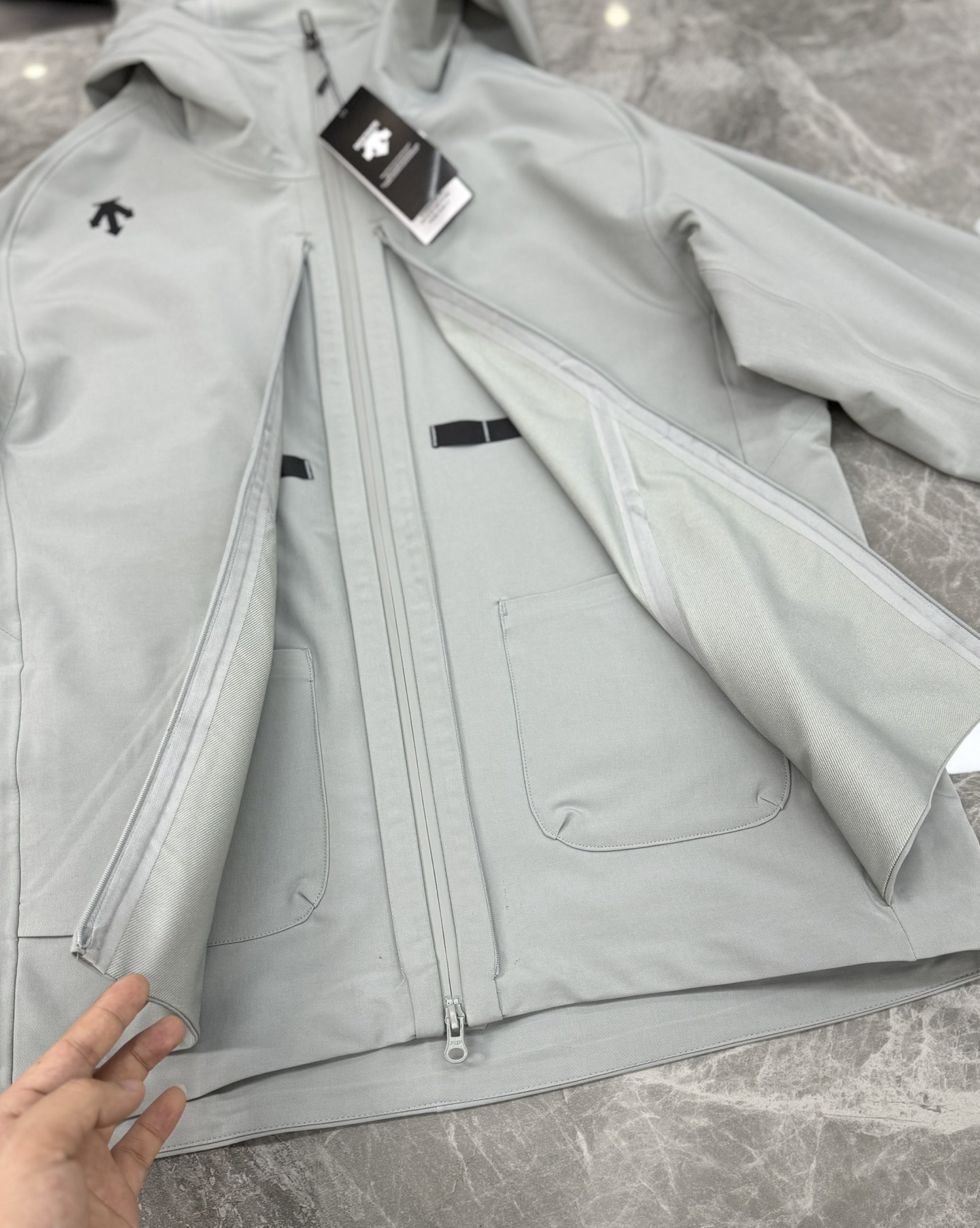 DESCENTE迪桑特*男士专业户外外套👨🏻 采用透湿梭织面料，防泼水!满足日常通行需求.袖口设计使用橡