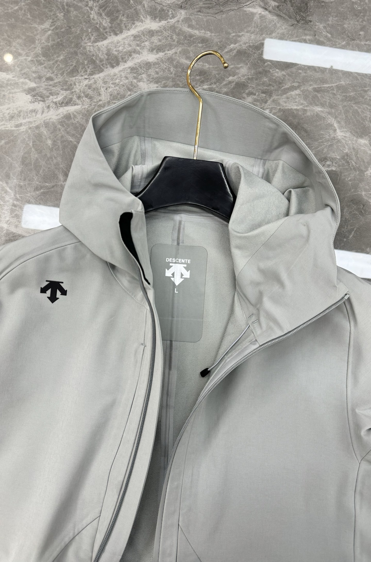 DESCENTE迪桑特*男士专业户外外套👨🏻 采用透湿梭织面料，防泼水!满足日常通行需求.袖口设计使用橡