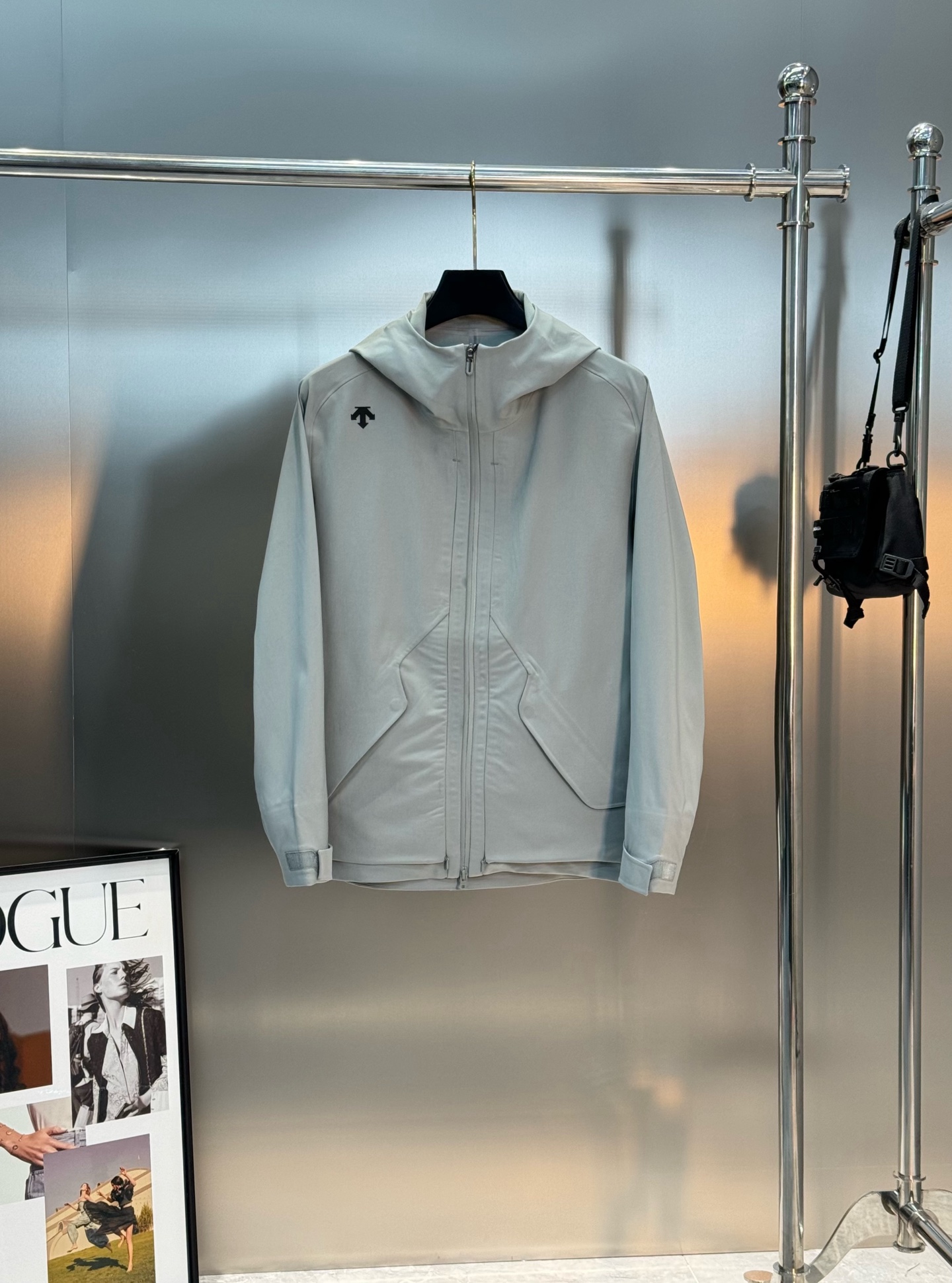 DESCENTE迪桑特*男士专业户外外套👨🏻 采用透湿梭织面料，防泼水!满足日常通行需求.袖口设计使用橡