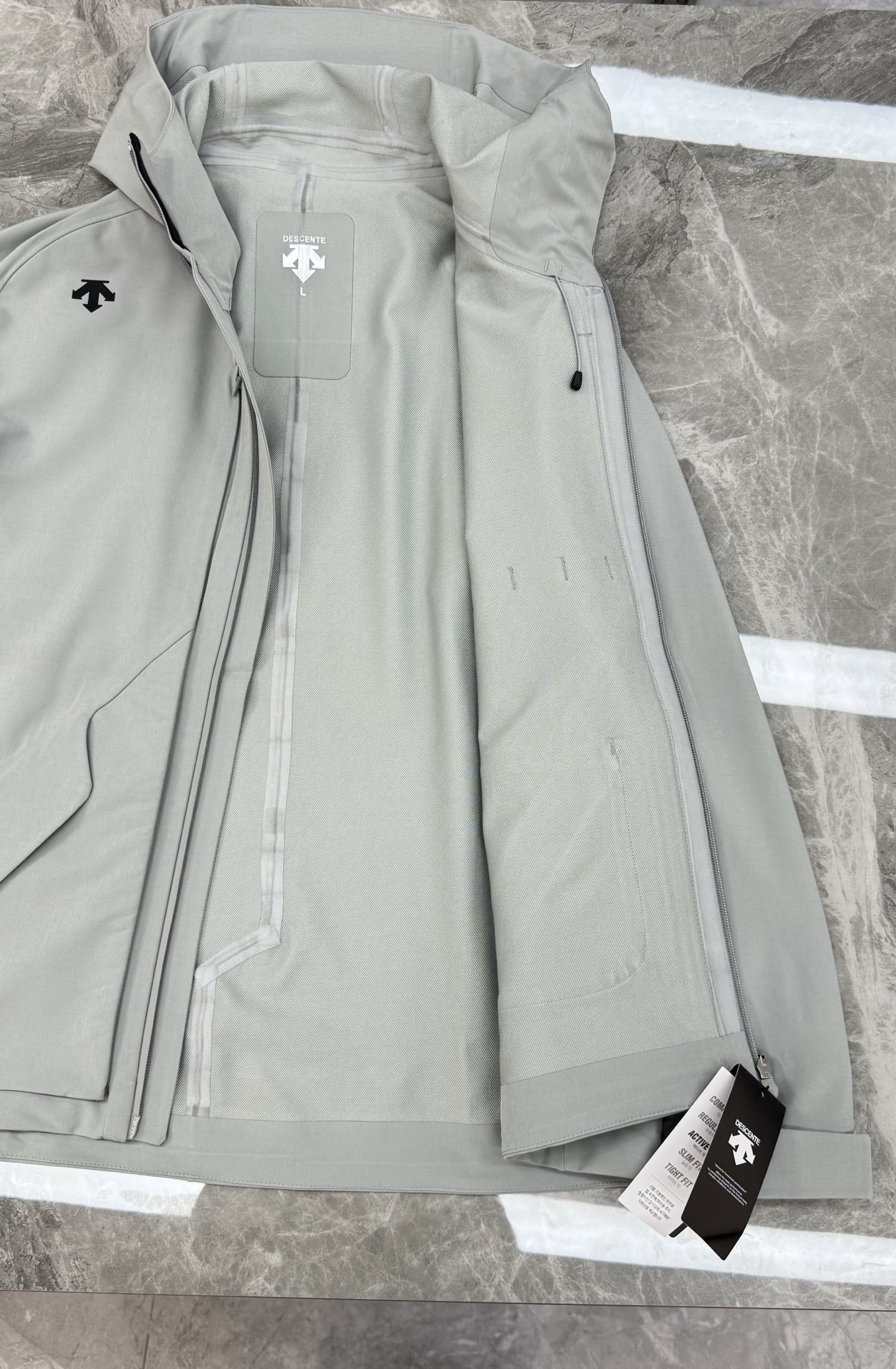 DESCENTE迪桑特*男士专业户外外套👨🏻 采用透湿梭织面料，防泼水!满足日常通行需求.袖口设计使用橡