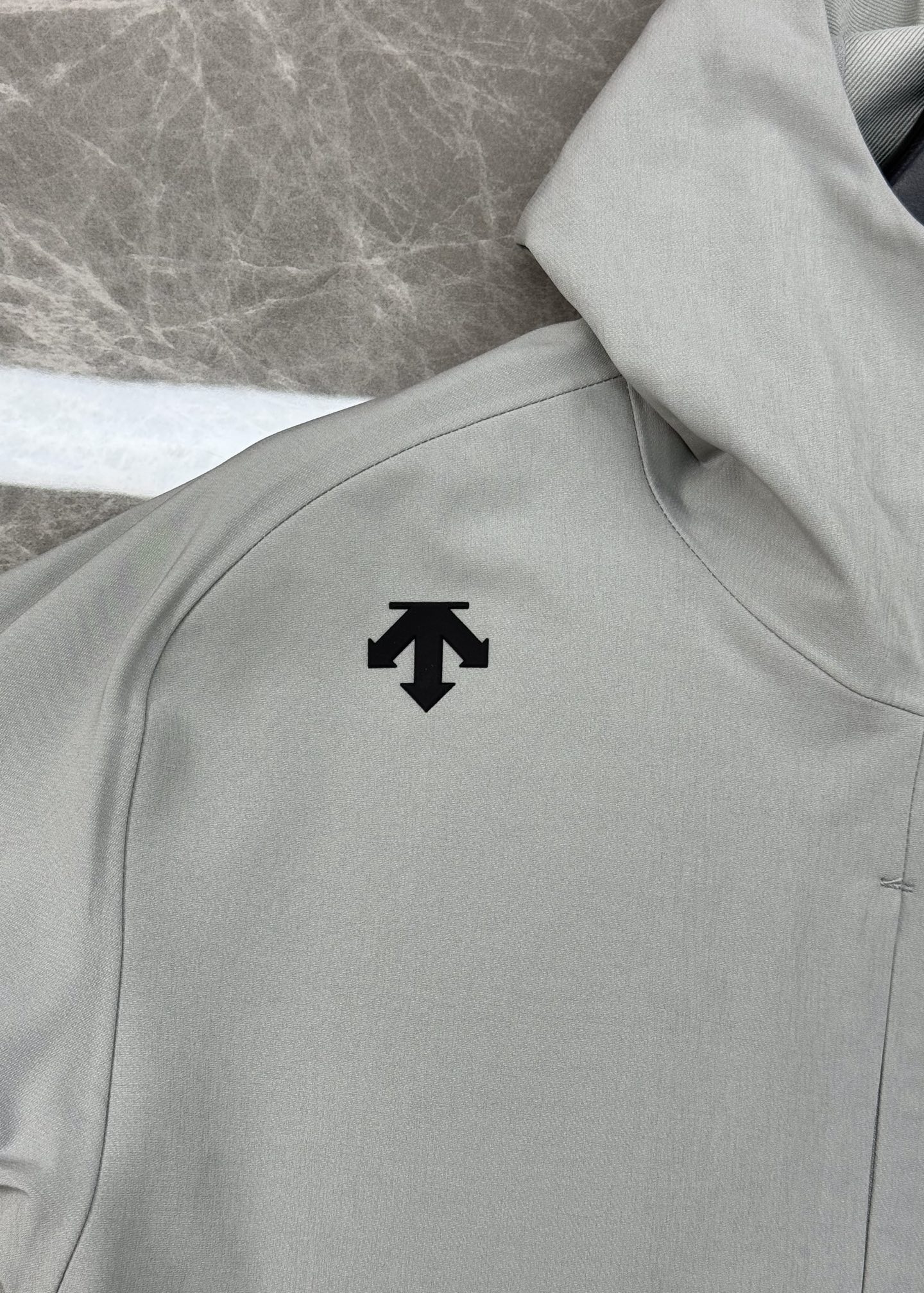 DESCENTE迪桑特*男士专业户外外套👨🏻 采用透湿梭织面料，防泼水!满足日常通行需求.袖口设计使用橡