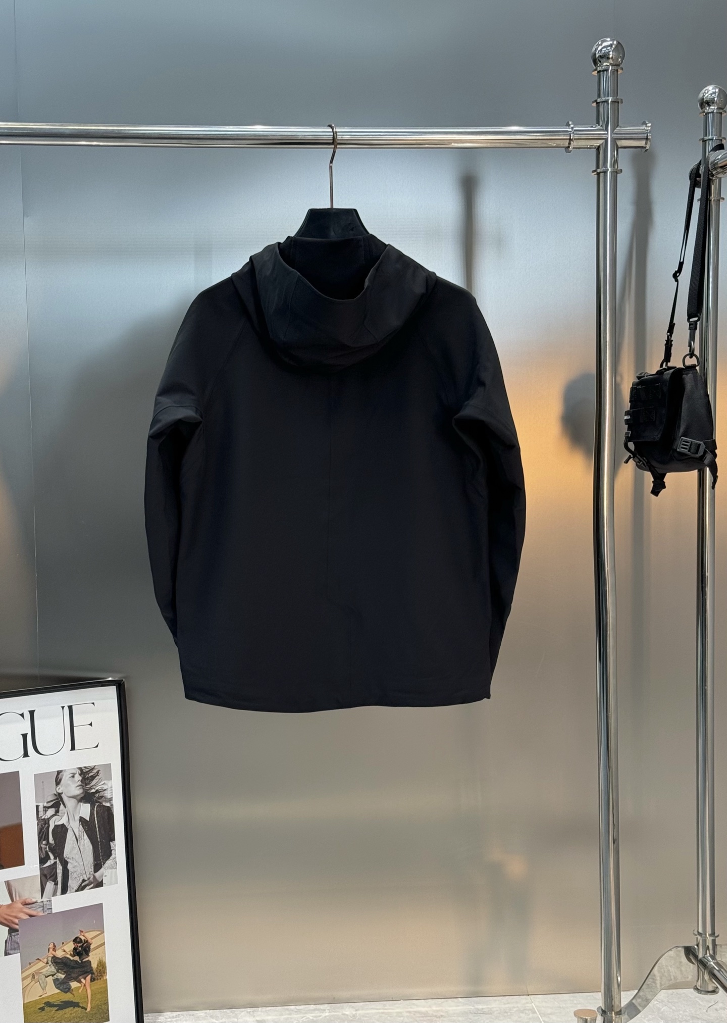 DESCENTE迪桑特*男士专业户外外套👨🏻 采用透湿梭织面料，防泼水!满足日常通行需求.袖口设计使用橡