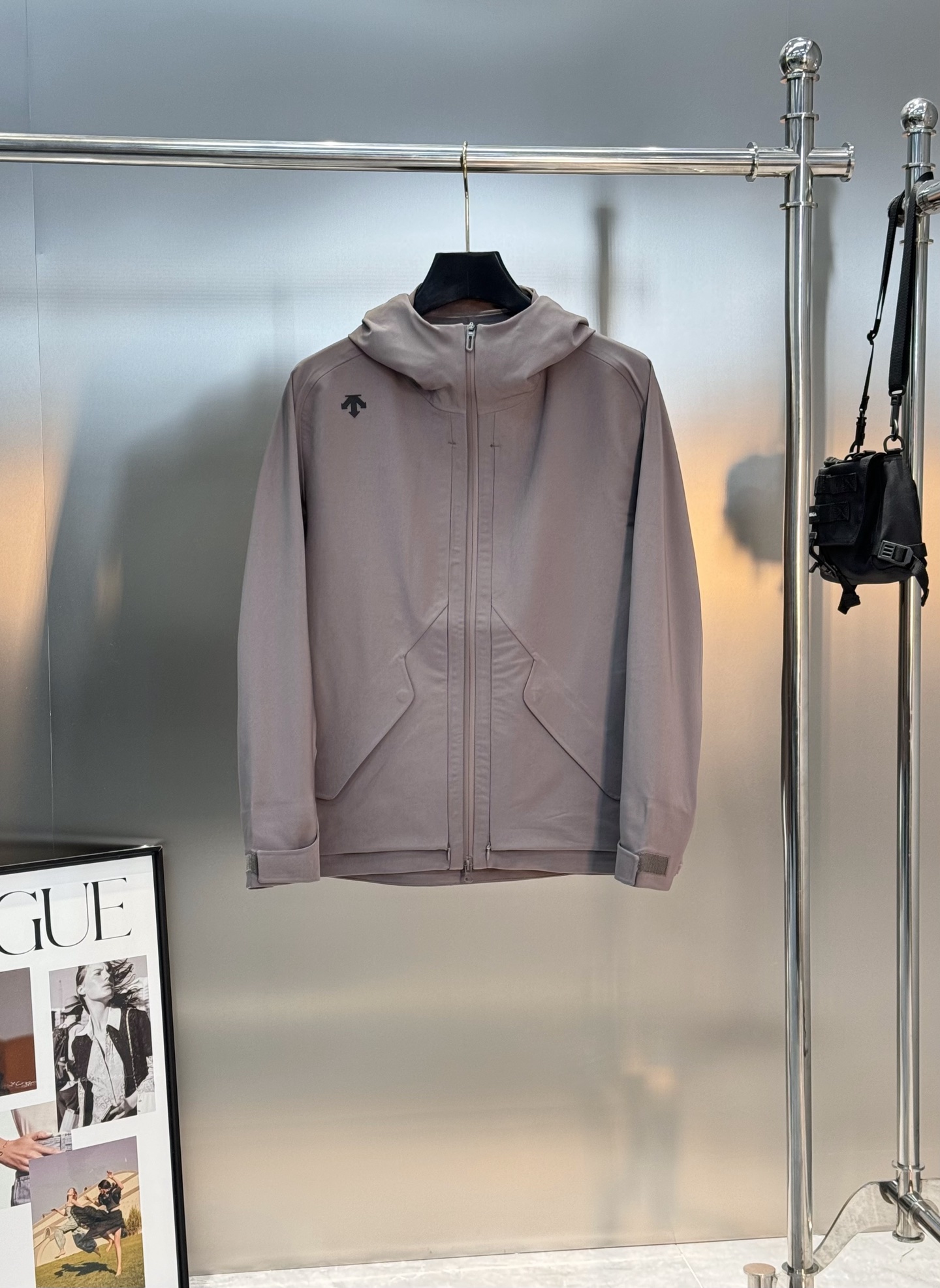 DESCENTE迪桑特*男士专业户外外套👨🏻 采用透湿梭织面料，防泼水!满足日常通行需求.袖口设计使用橡