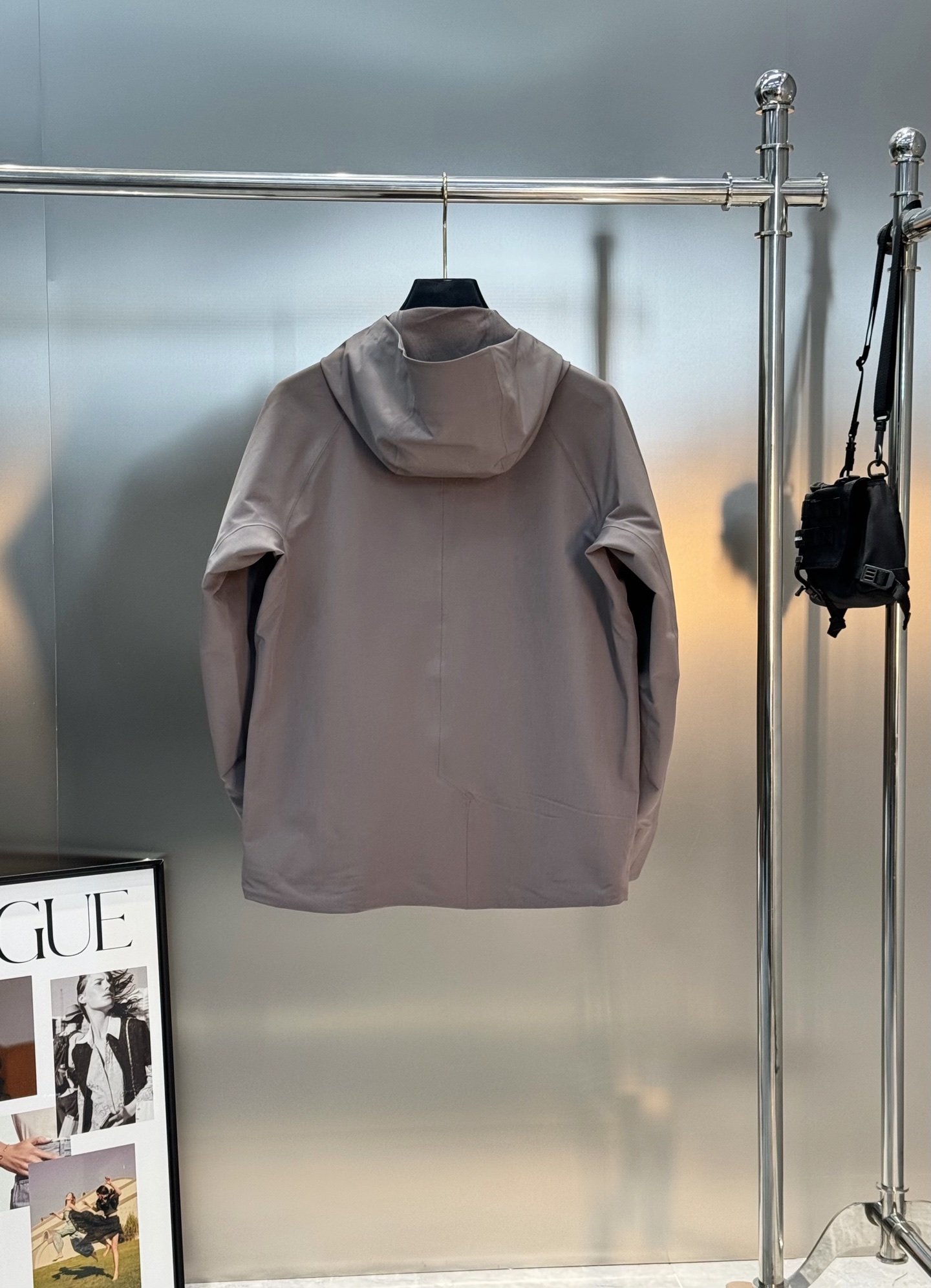 DESCENTE迪桑特*男士专业户外外套👨🏻 采用透湿梭织面料，防泼水!满足日常通行需求.袖口设计使用橡