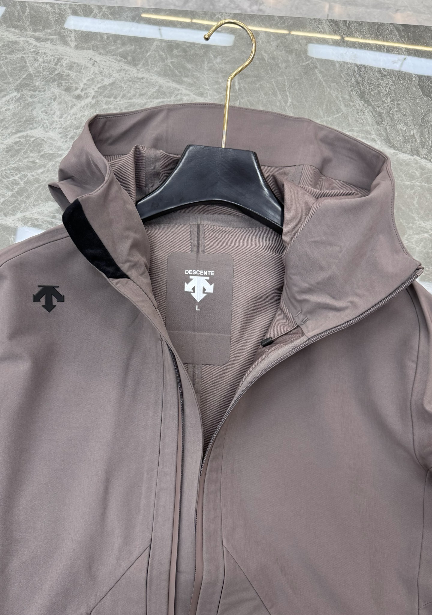 DESCENTE迪桑特*男士专业户外外套👨🏻 采用透湿梭织面料，防泼水!满足日常通行需求.袖口设计使用橡