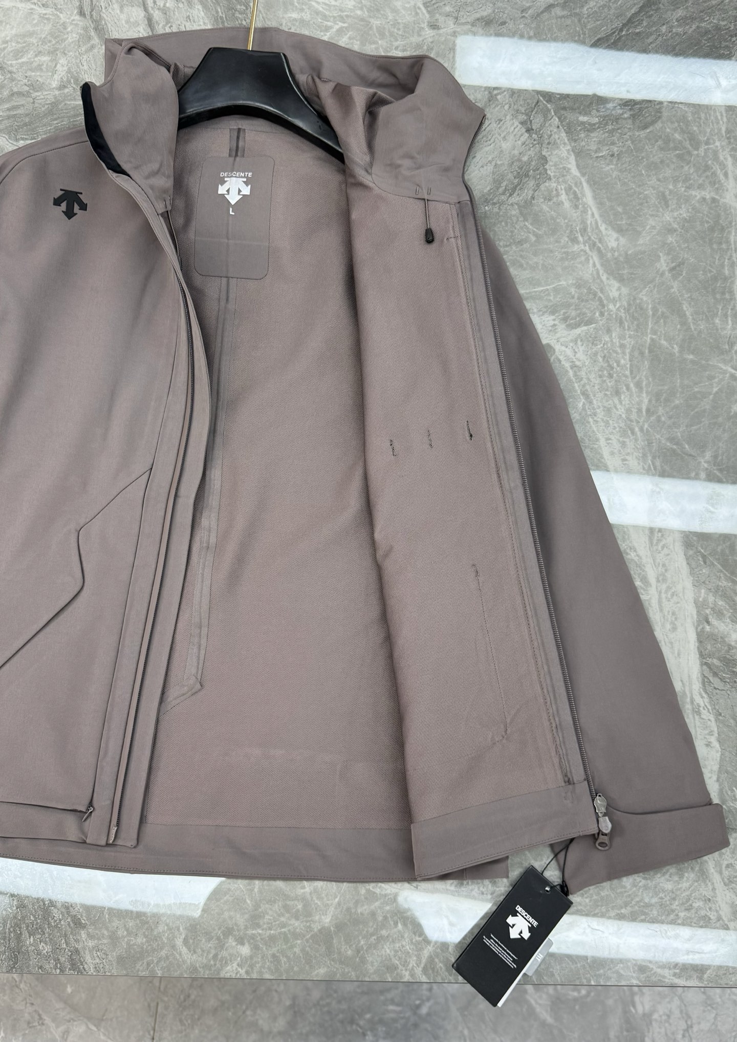 DESCENTE迪桑特*男士专业户外外套👨🏻 采用透湿梭织面料，防泼水!满足日常通行需求.袖口设计使用橡