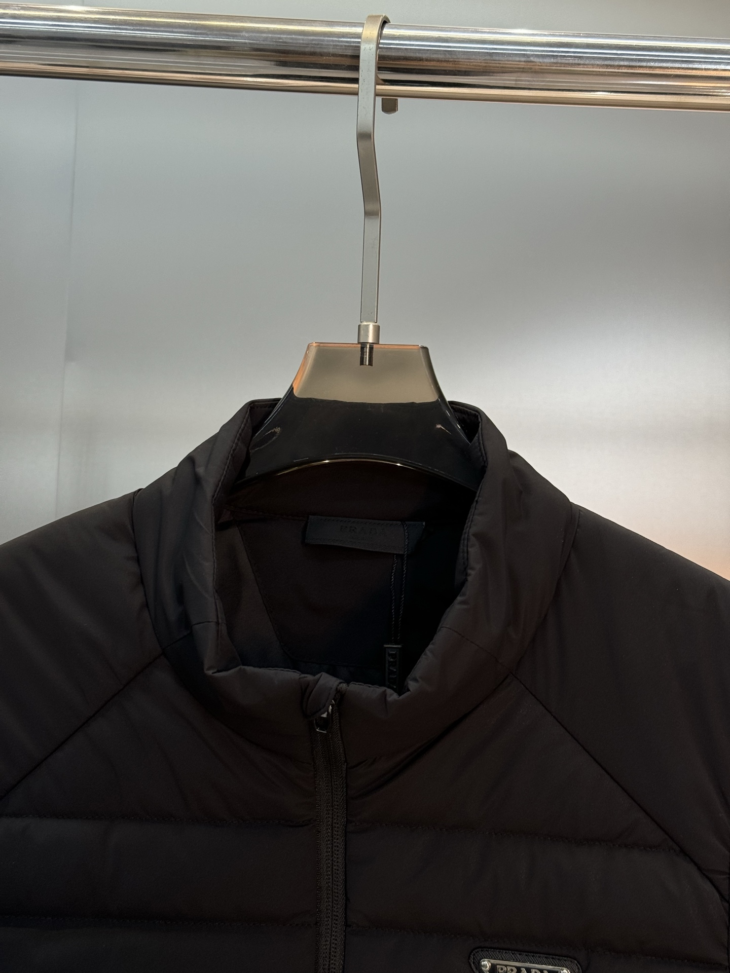 Prada新品羽绒马甲🆕普拉达25s羽绒马甲立领设计简约利落！剪裁修身不臃肿.采用经典绗缝设计，填充高品