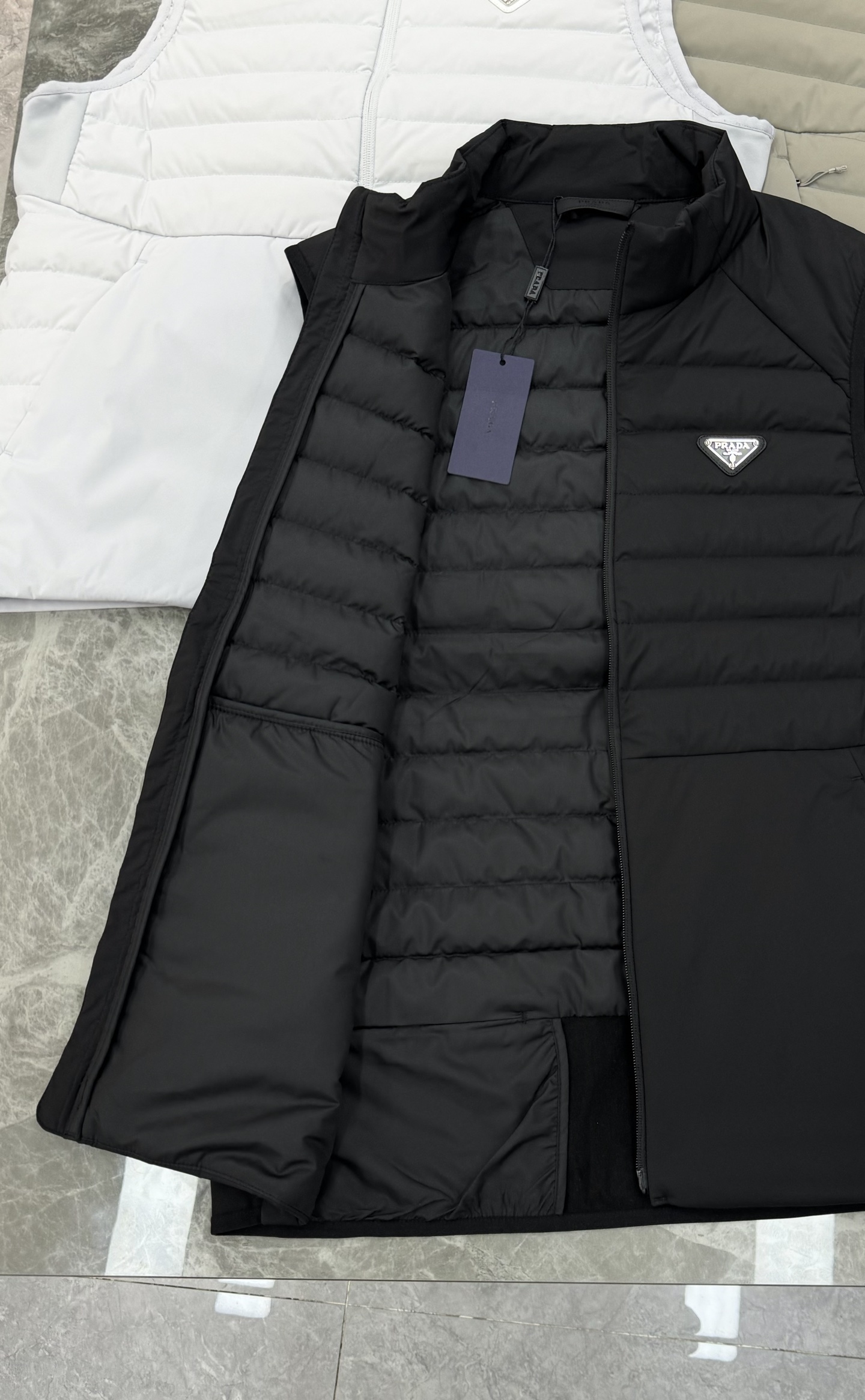 Prada新品羽绒马甲🆕普拉达25s羽绒马甲立领设计简约利落！剪裁修身不臃肿.采用经典绗缝设计，填充高品
