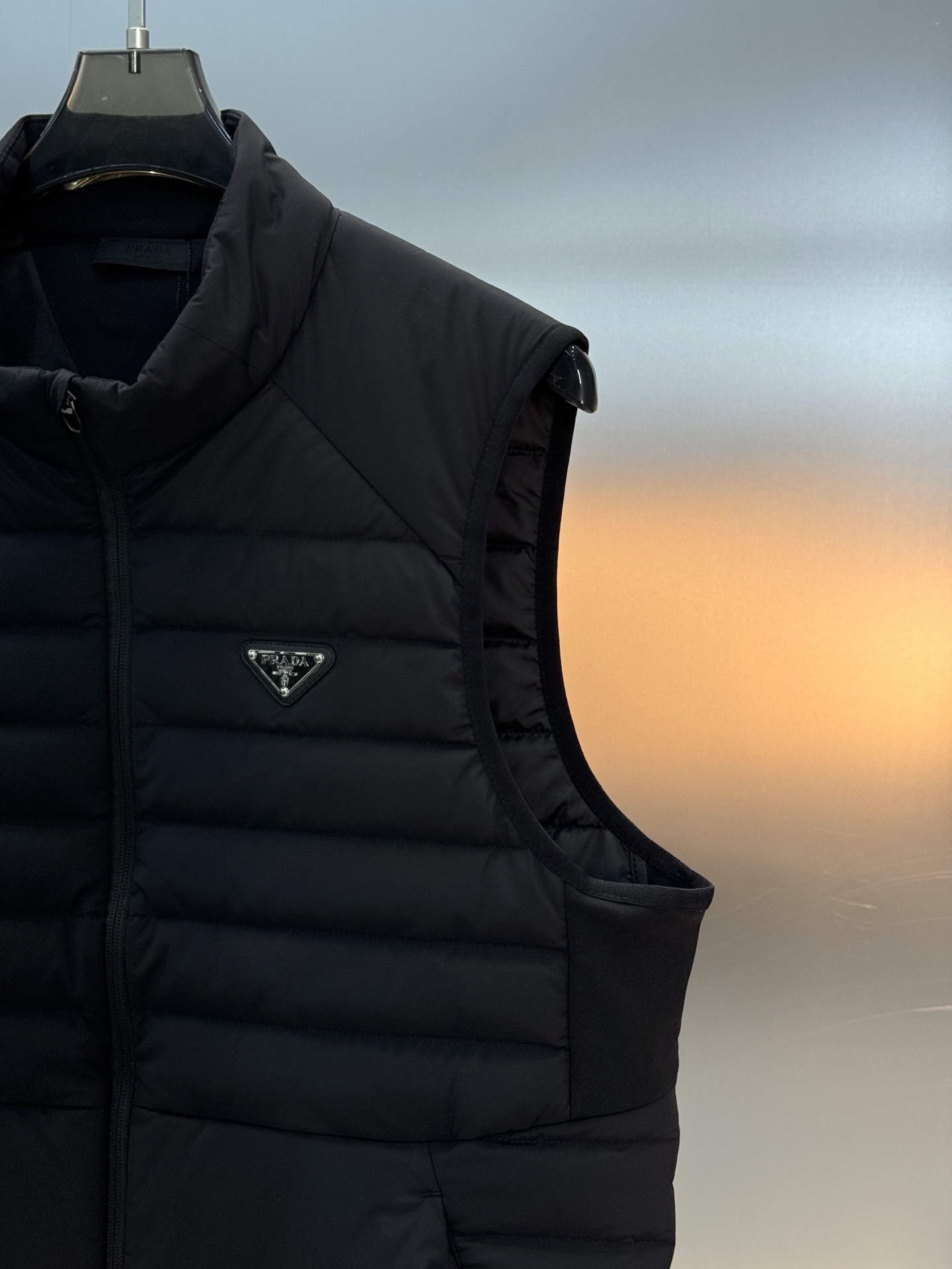 Prada新品羽绒马甲🆕普拉达25s羽绒马甲立领设计简约利落！剪裁修身不臃肿.采用经典绗缝设计，填充高品