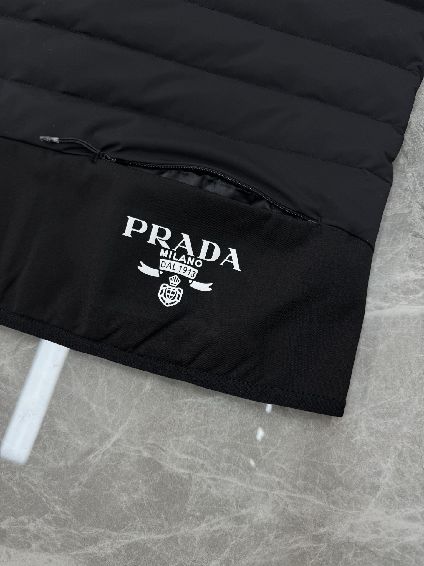 Prada新品羽绒马甲🆕普拉达25s羽绒马甲立领设计简约利落！剪裁修身不臃肿.采用经典绗缝设计，填充高品