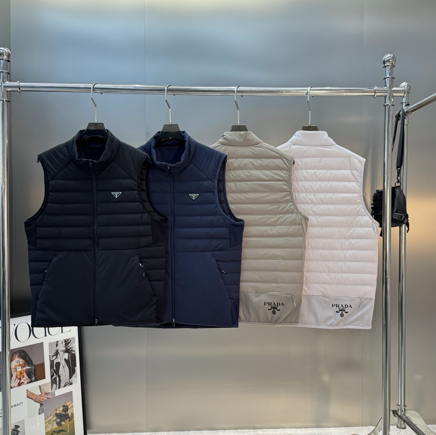 Prada新品羽绒马甲🆕普拉达25s羽绒马甲立领设计简约利落！剪裁修身不臃肿.采用经典绗缝设计，填充高品