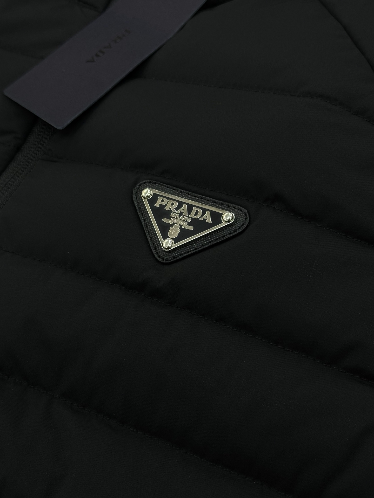 Prada新品羽绒马甲🆕普拉达25s羽绒马甲立领设计简约利落！剪裁修身不臃肿.采用经典绗缝设计，填充高品