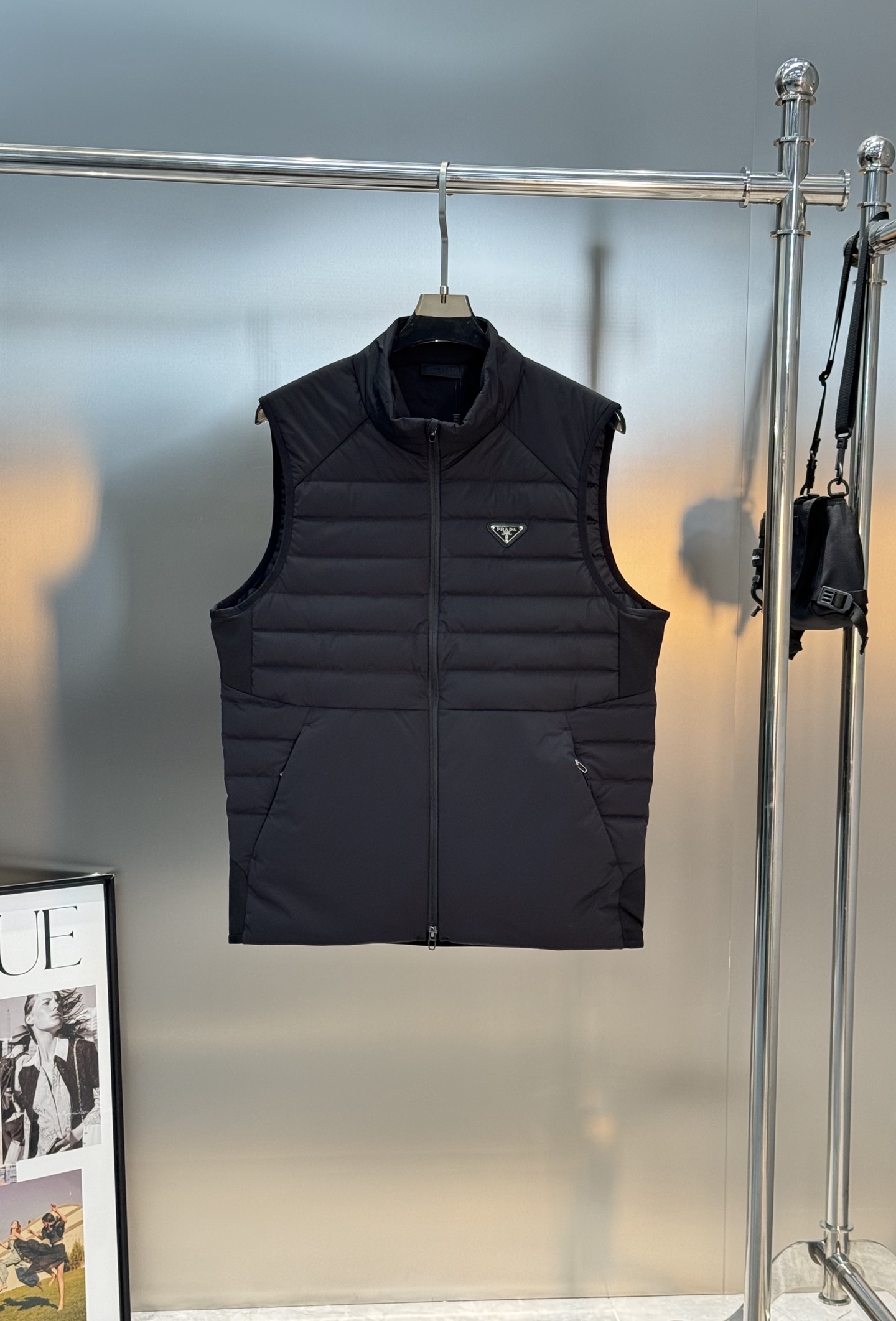 Prada新品羽绒马甲🆕普拉达25s羽绒马甲立领设计简约利落！剪裁修身不臃肿.采用经典绗缝设计，填充高品